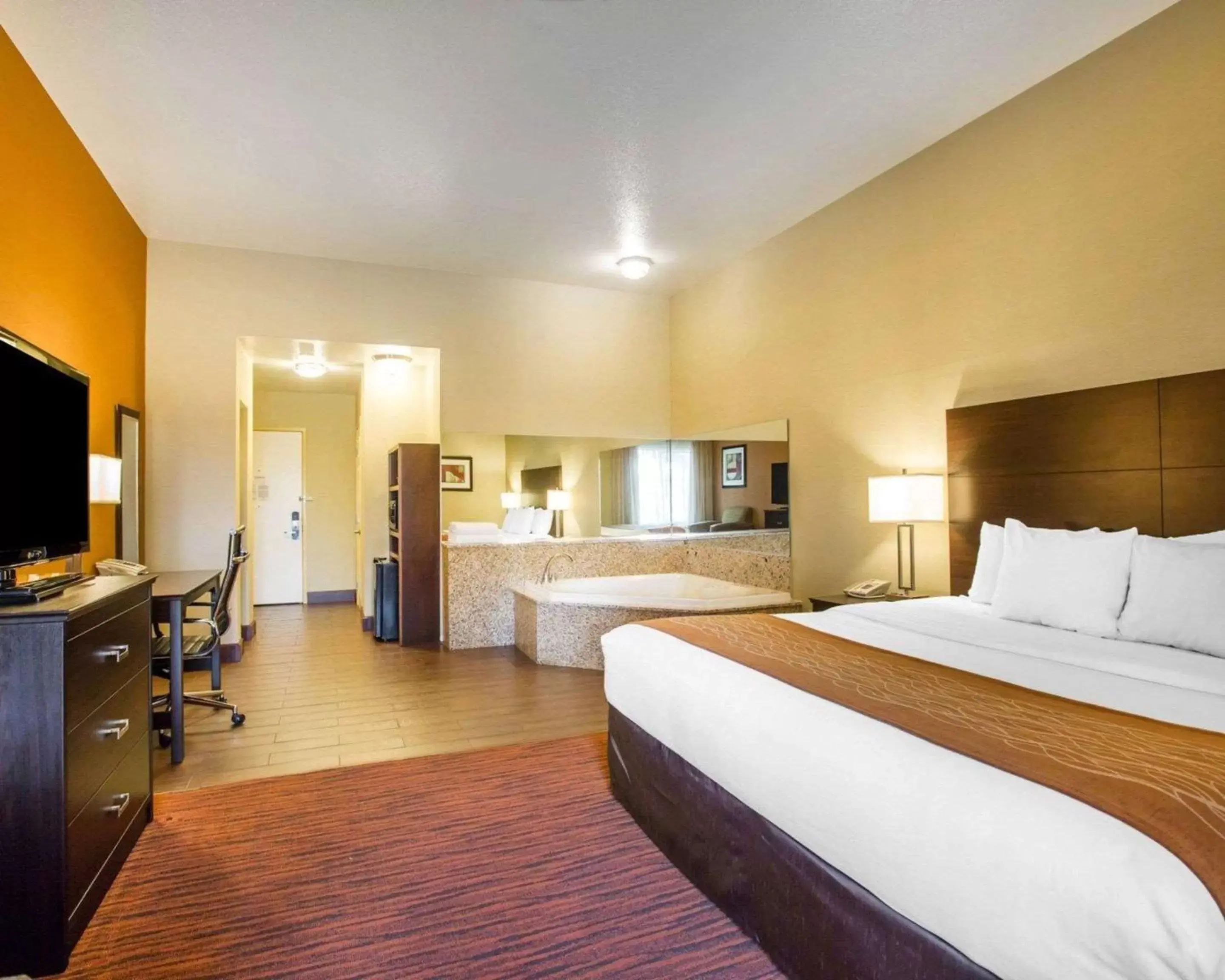 Photo of the whole room, Bed in Comfort Suites Clovis