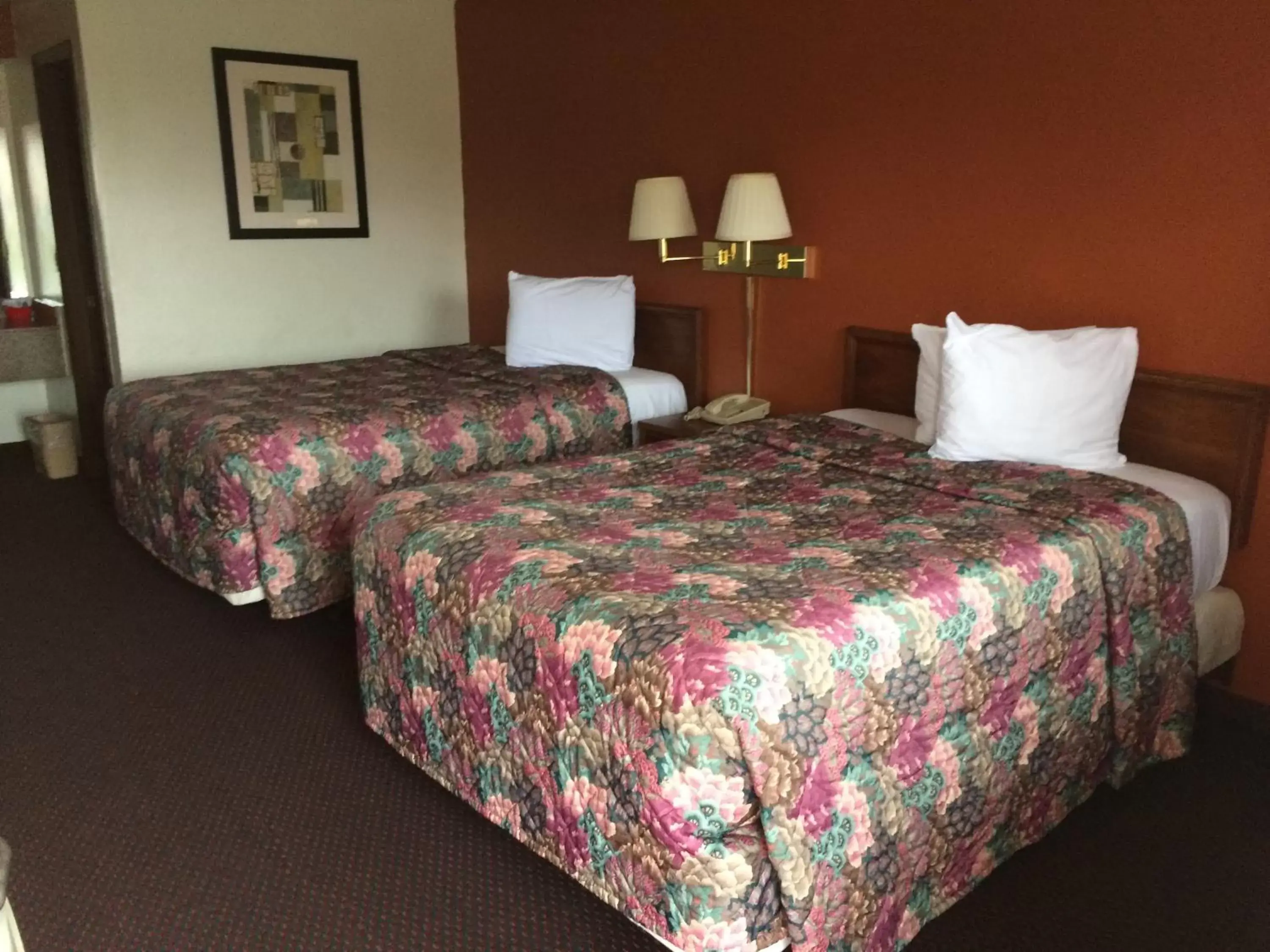 Photo of the whole room, Bed in Rexdale Inn