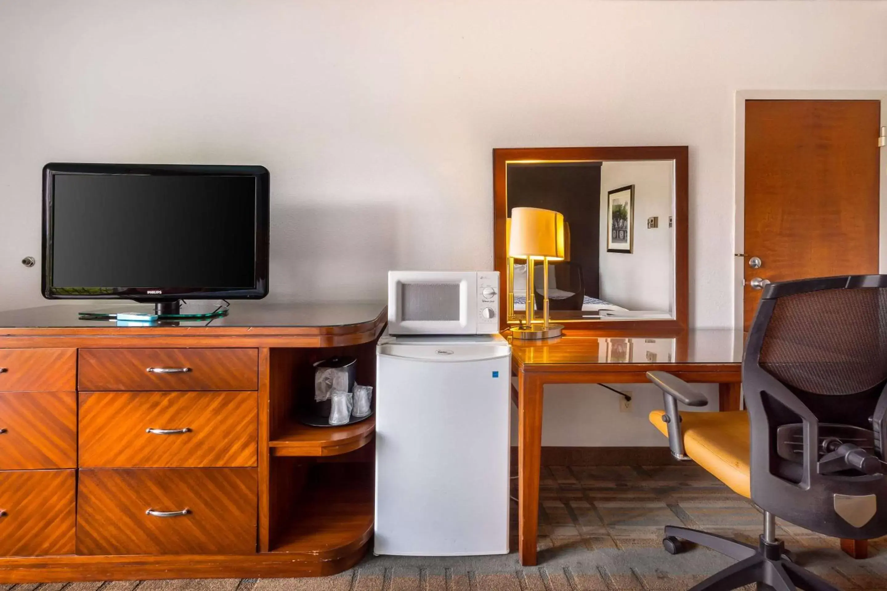 Photo of the whole room, TV/Entertainment Center in Econo Lodge Winter Haven Chain of Lakes