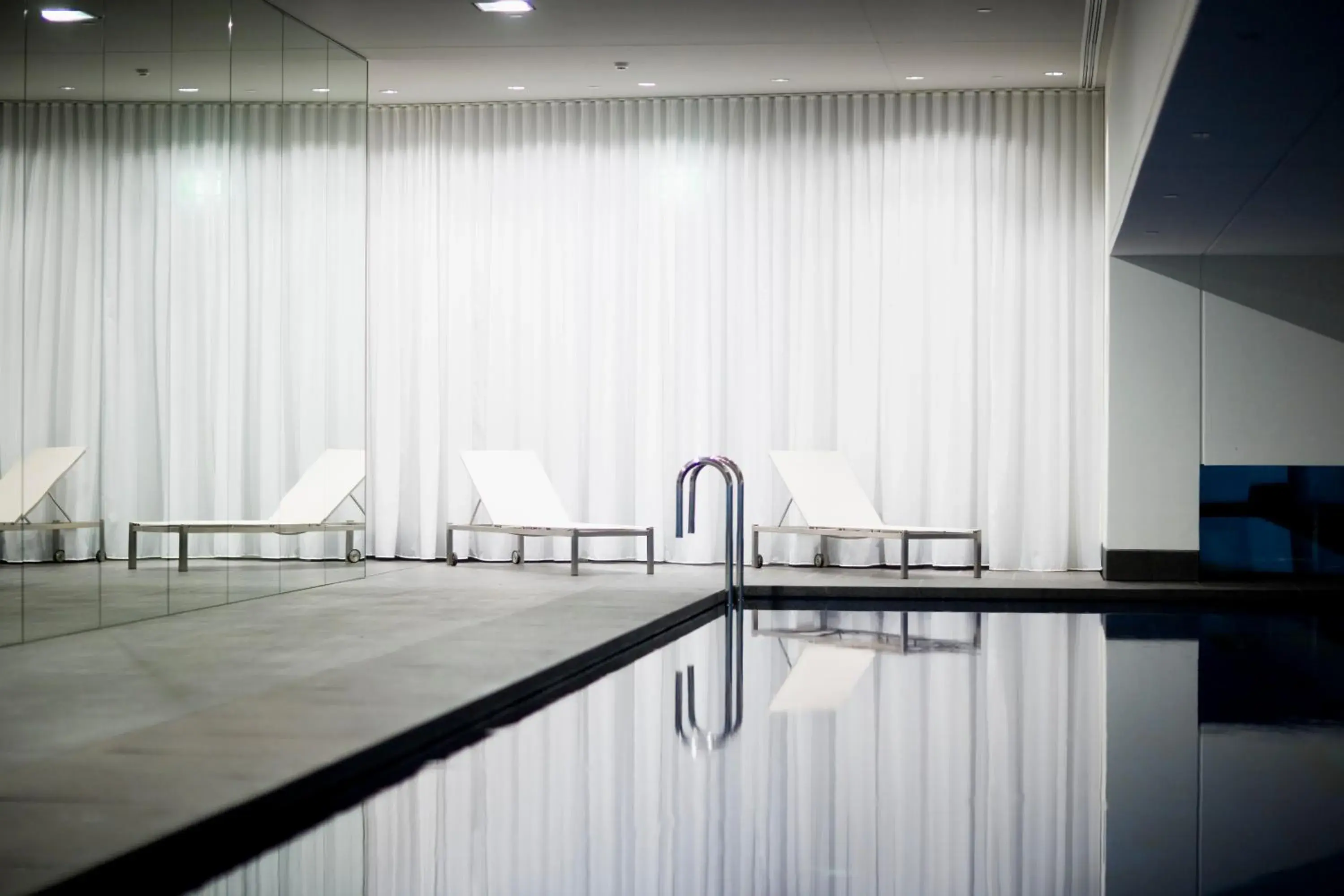 Swimming Pool in Fraser Suites Sydney