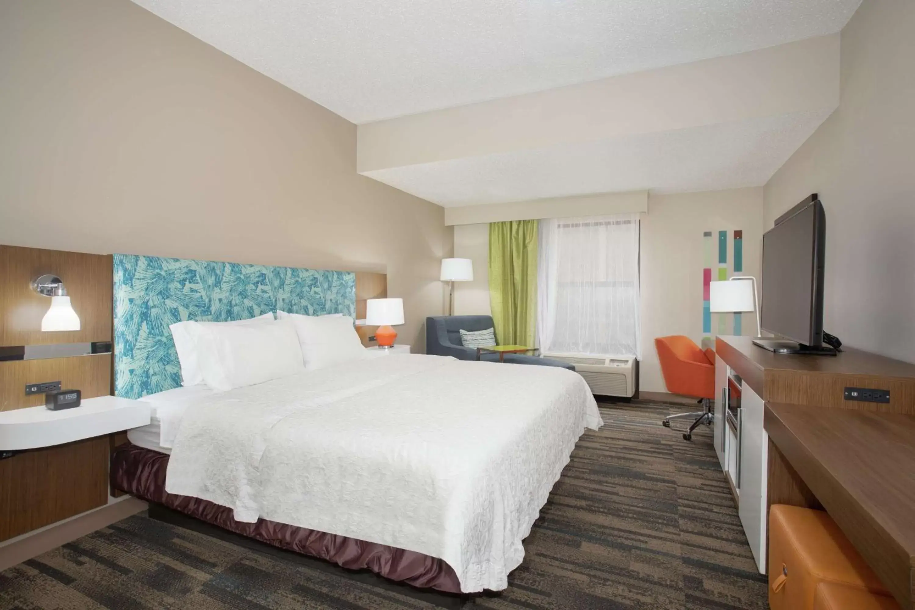 Bedroom in Hampton Inn & Suites Kansas City-Merriam