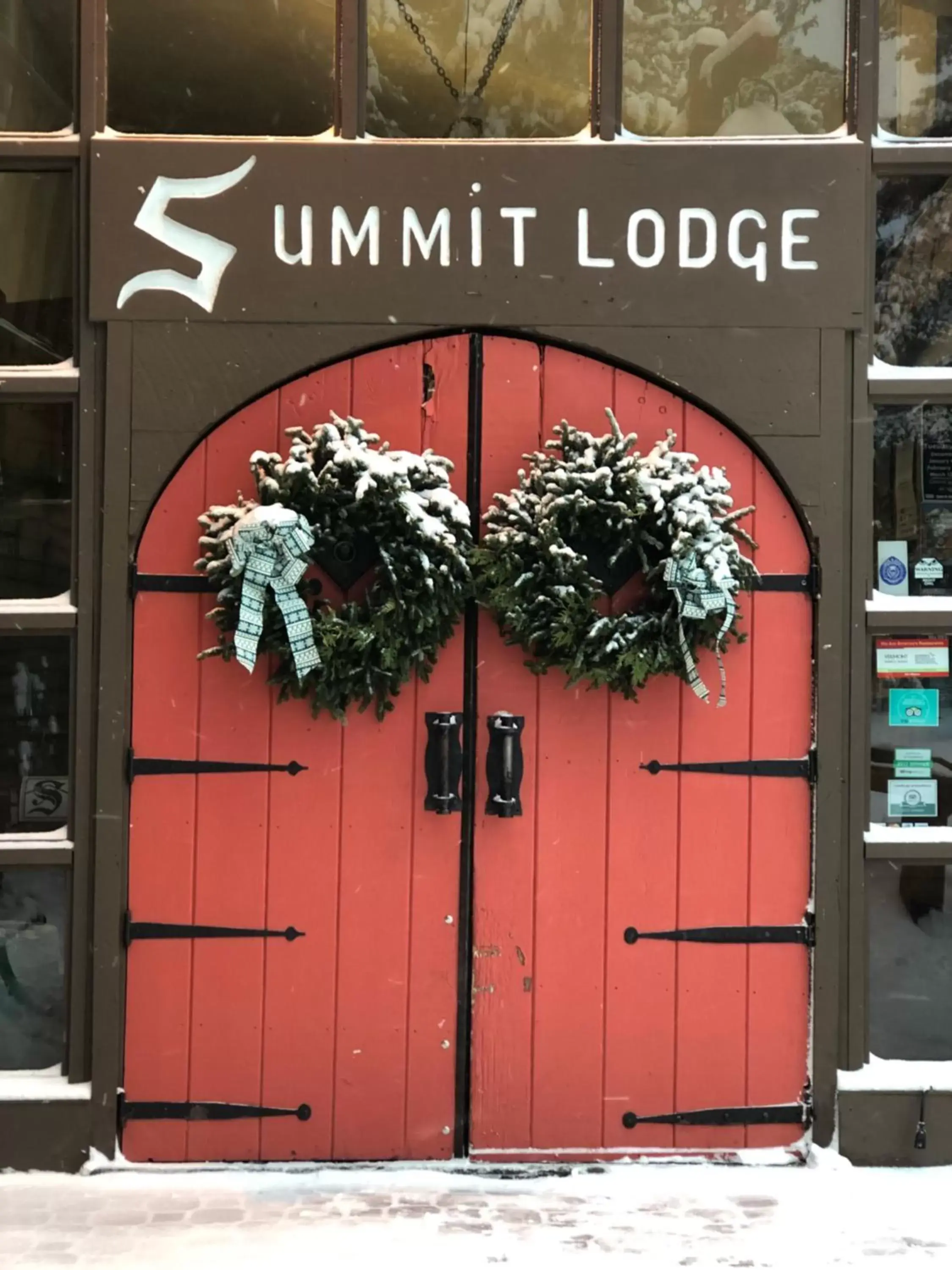 Facade/entrance in Summit Lodge