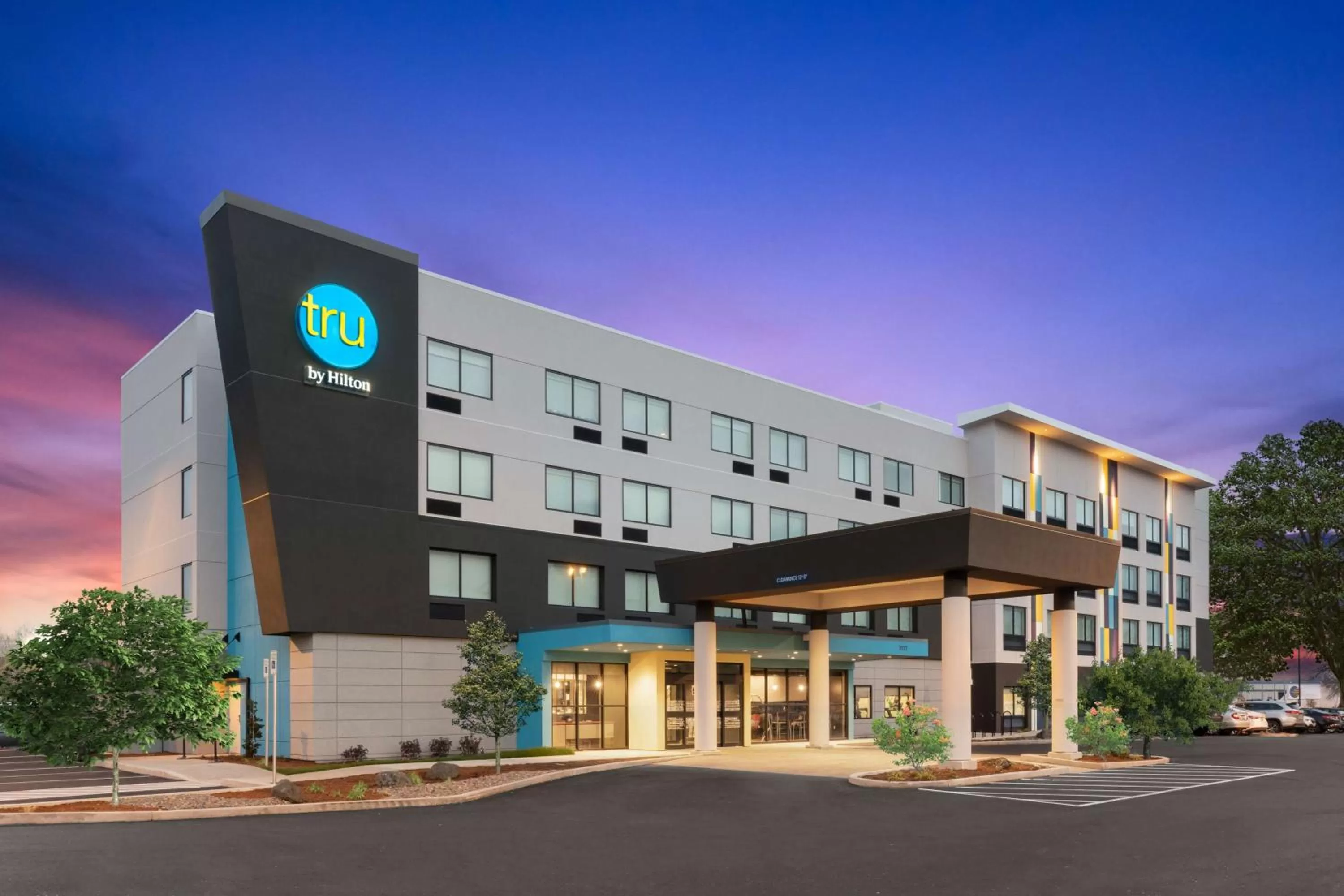 Property building in Tru By Hilton Portland Airport, Or