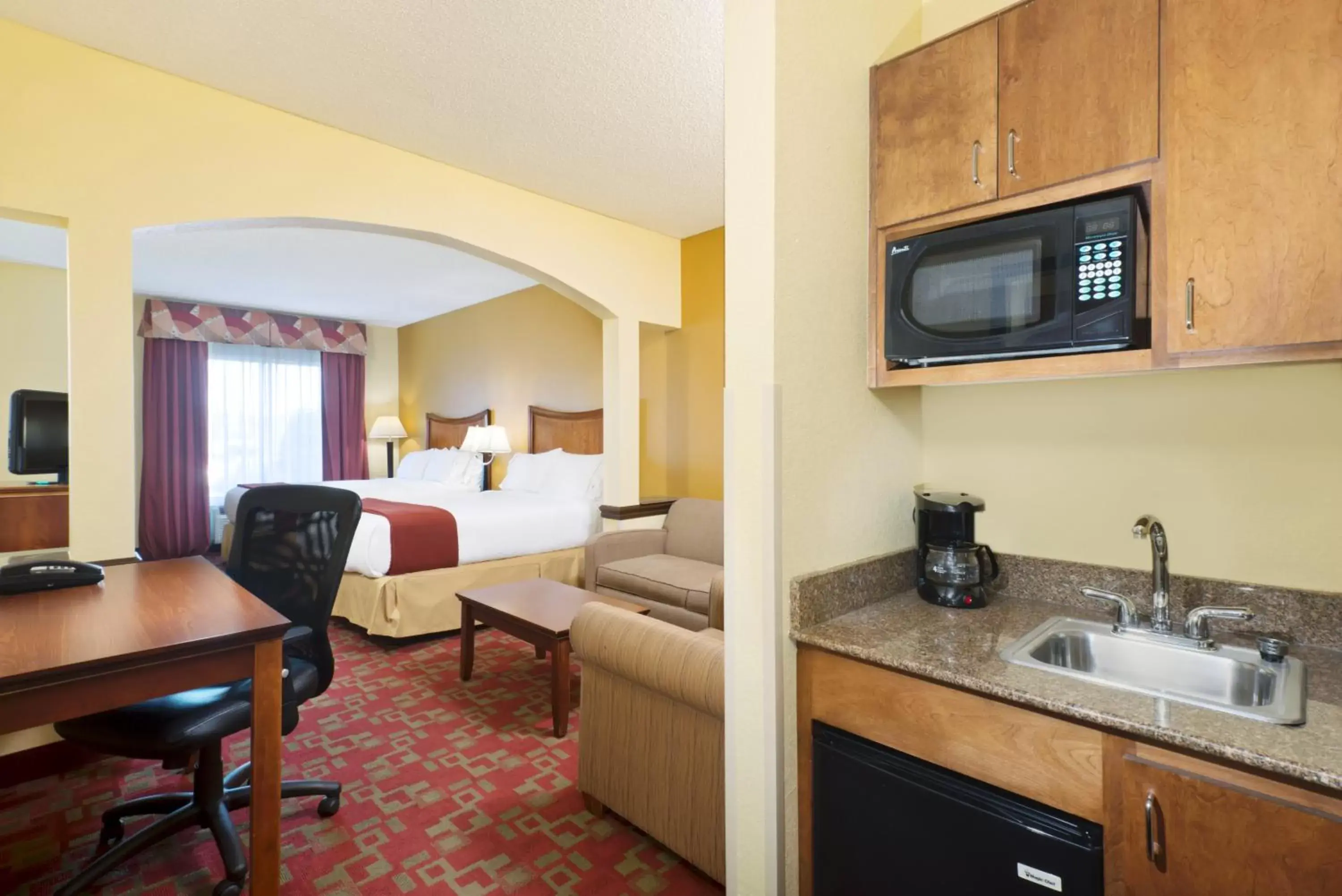 Photo of the whole room, Kitchen/Kitchenette in Holiday Inn Express Suites Little Rock West, an IHG Hotel