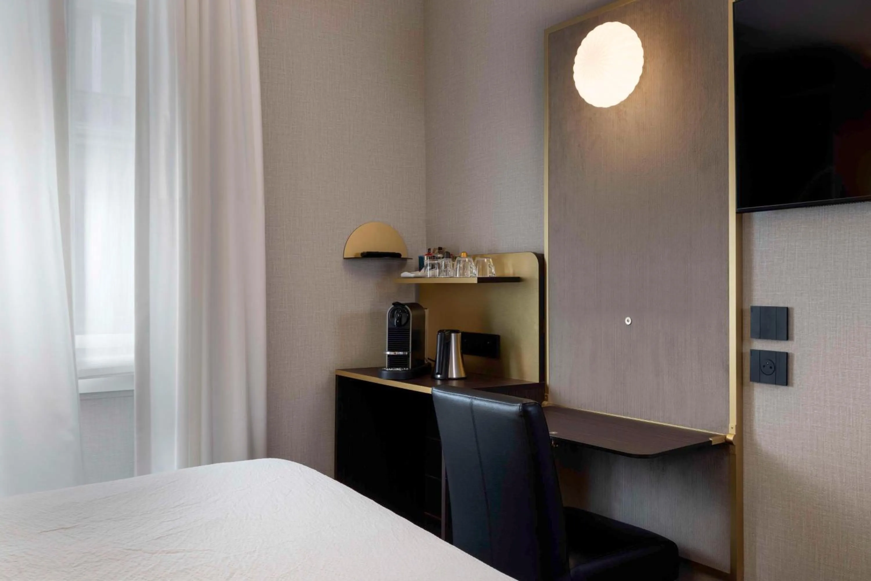 Other, Bed in Best Western Bretagne Montparnasse