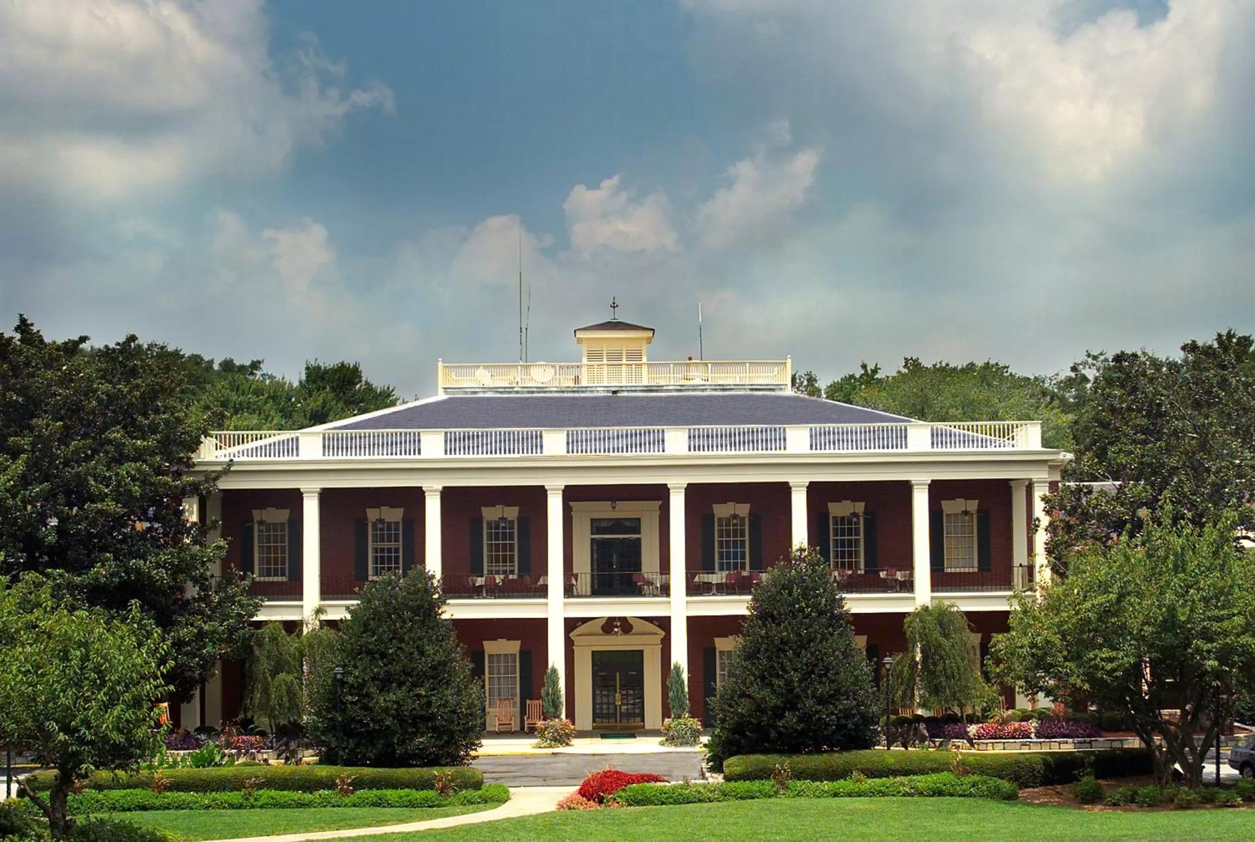 Facade/entrance in The Inn at Stone Mountain Park