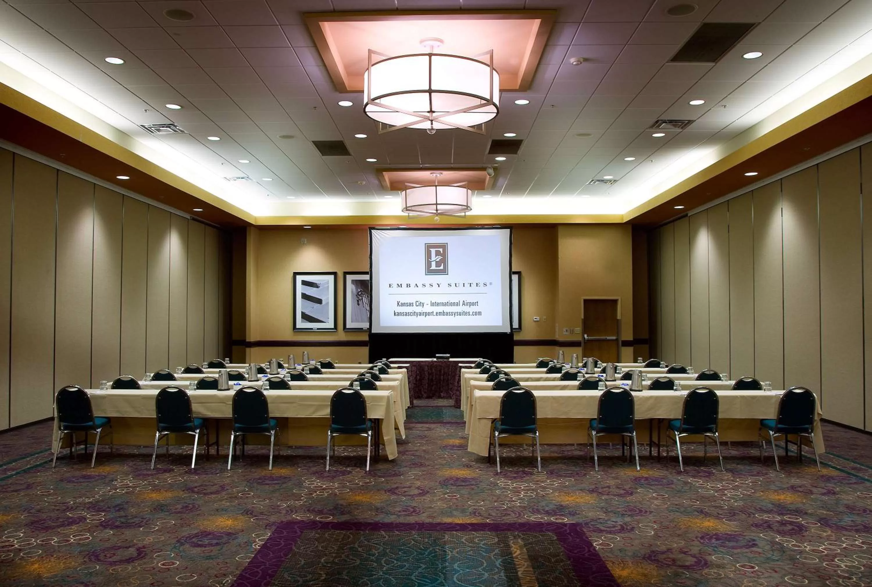 Meeting/conference room in Embassy Suites by Hilton Kansas City International Airport
