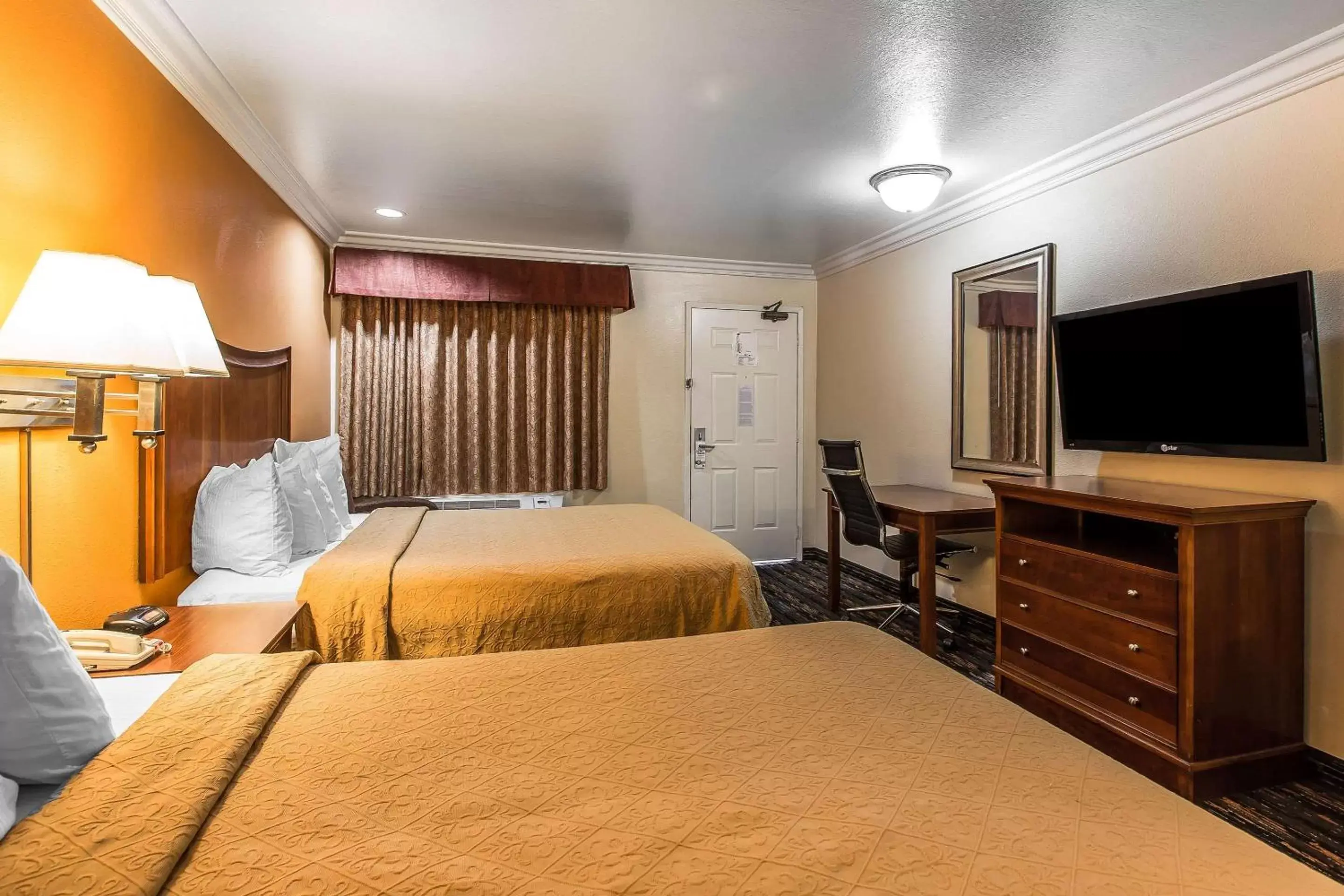 Photo of the whole room, Bed in Quality Inn Lake Elsinore