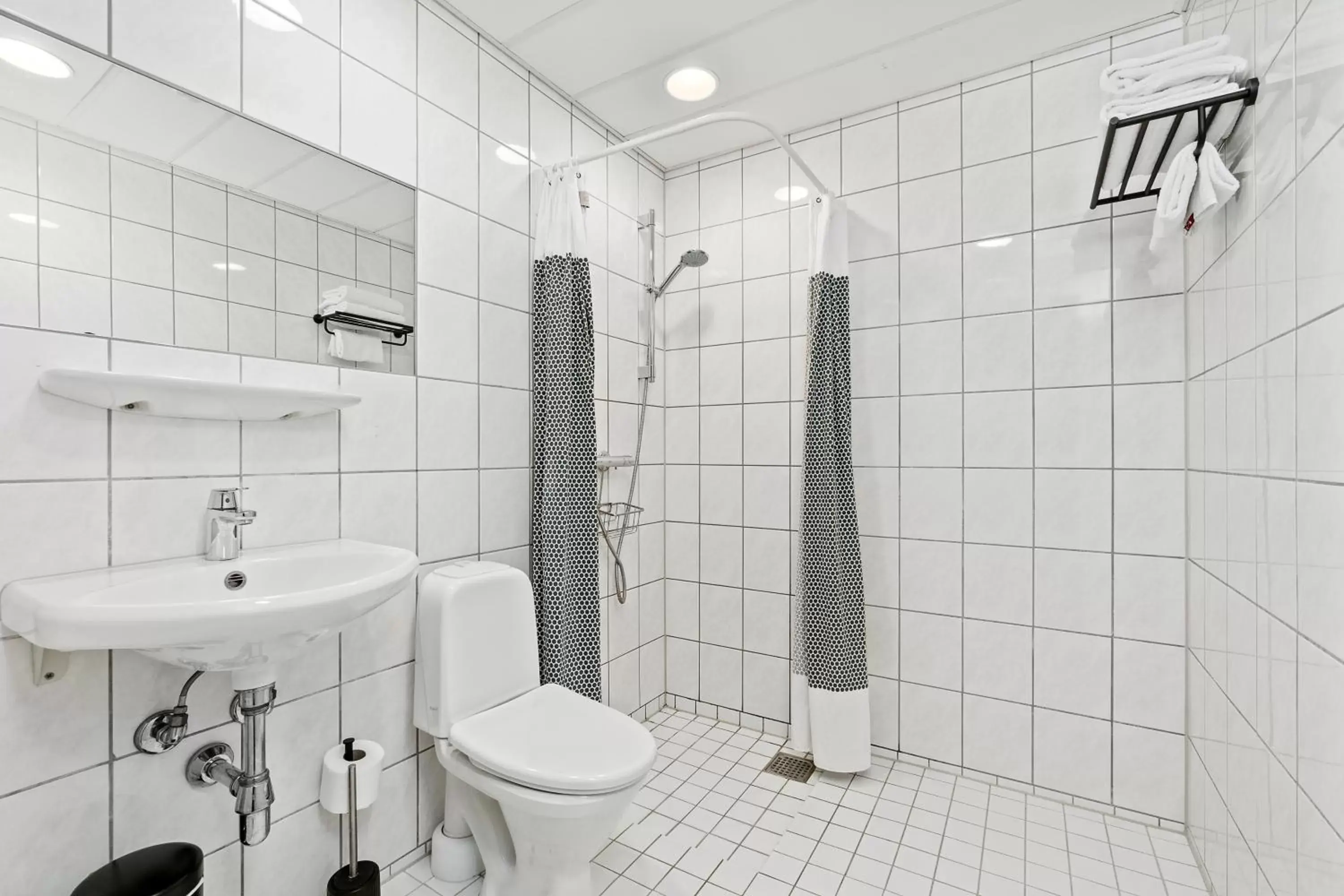 Bathroom in Ibsens Hotel