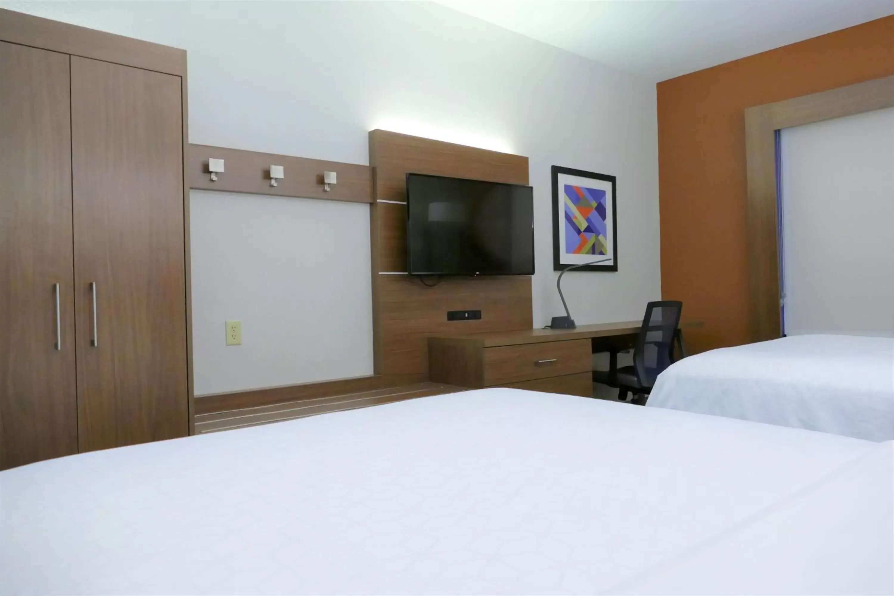 Photo of the whole room, Bed in Holiday Inn Express Lebanon, an IHG Hotel