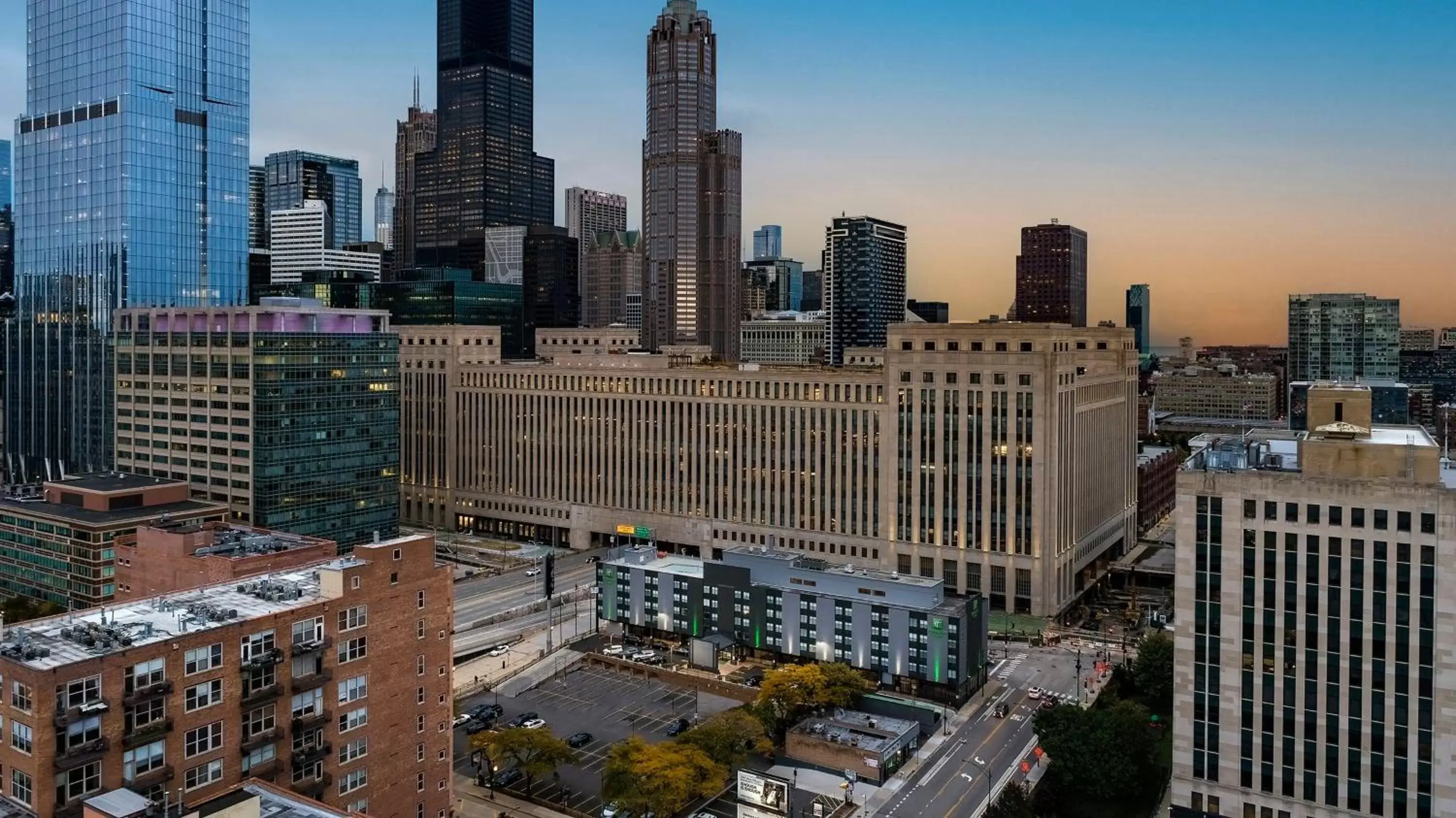 Property building in Holiday Inn Hotel & Suites Chicago - Downtown, an IHG Hotel