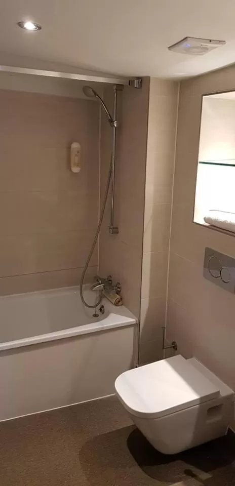 Bathroom in The Bath Arms Wetherspoon