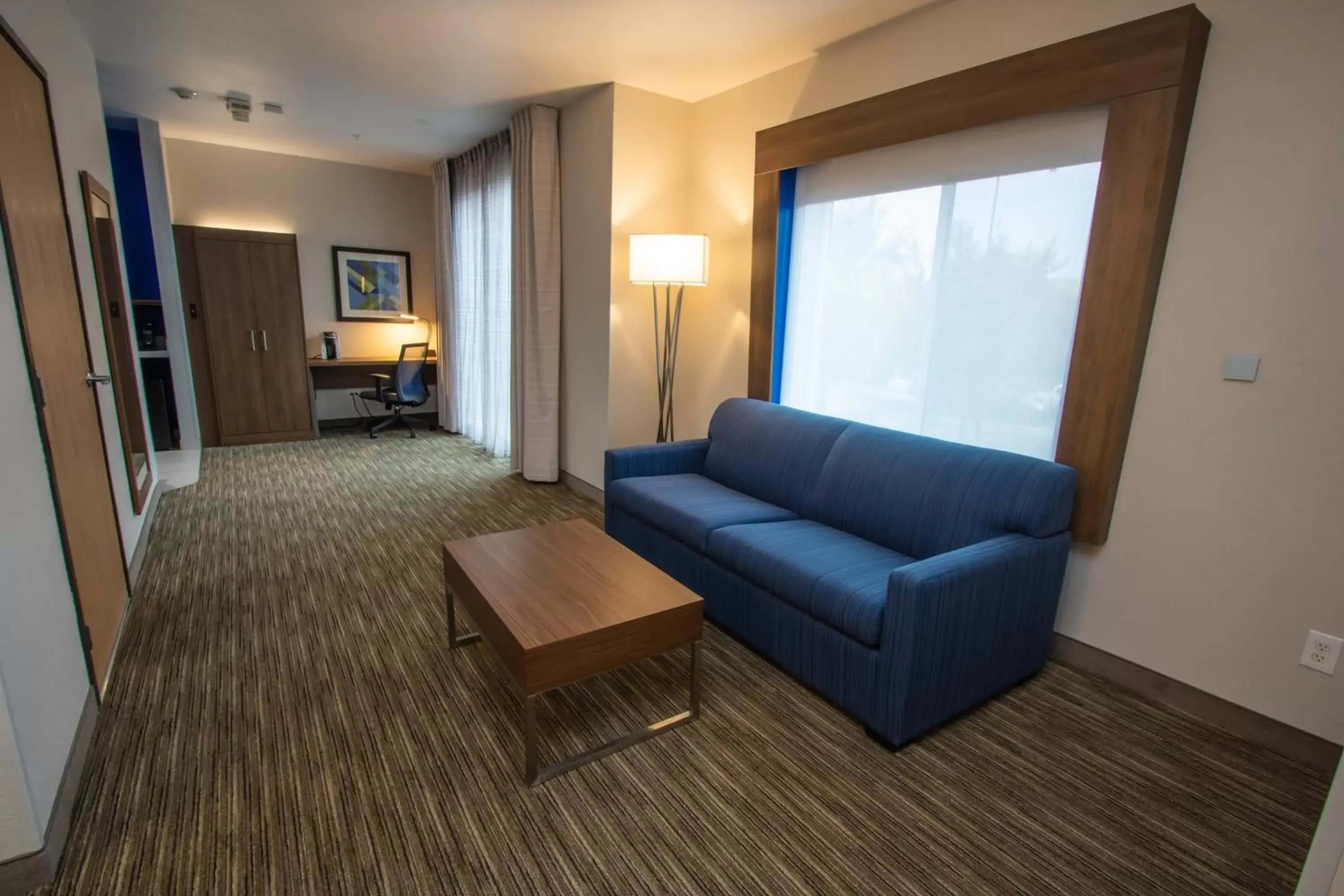 Photo of the whole room, Seating Area in Holiday Inn Express Hotel & Suites Roseville - Galleria Area, an IHG Hotel