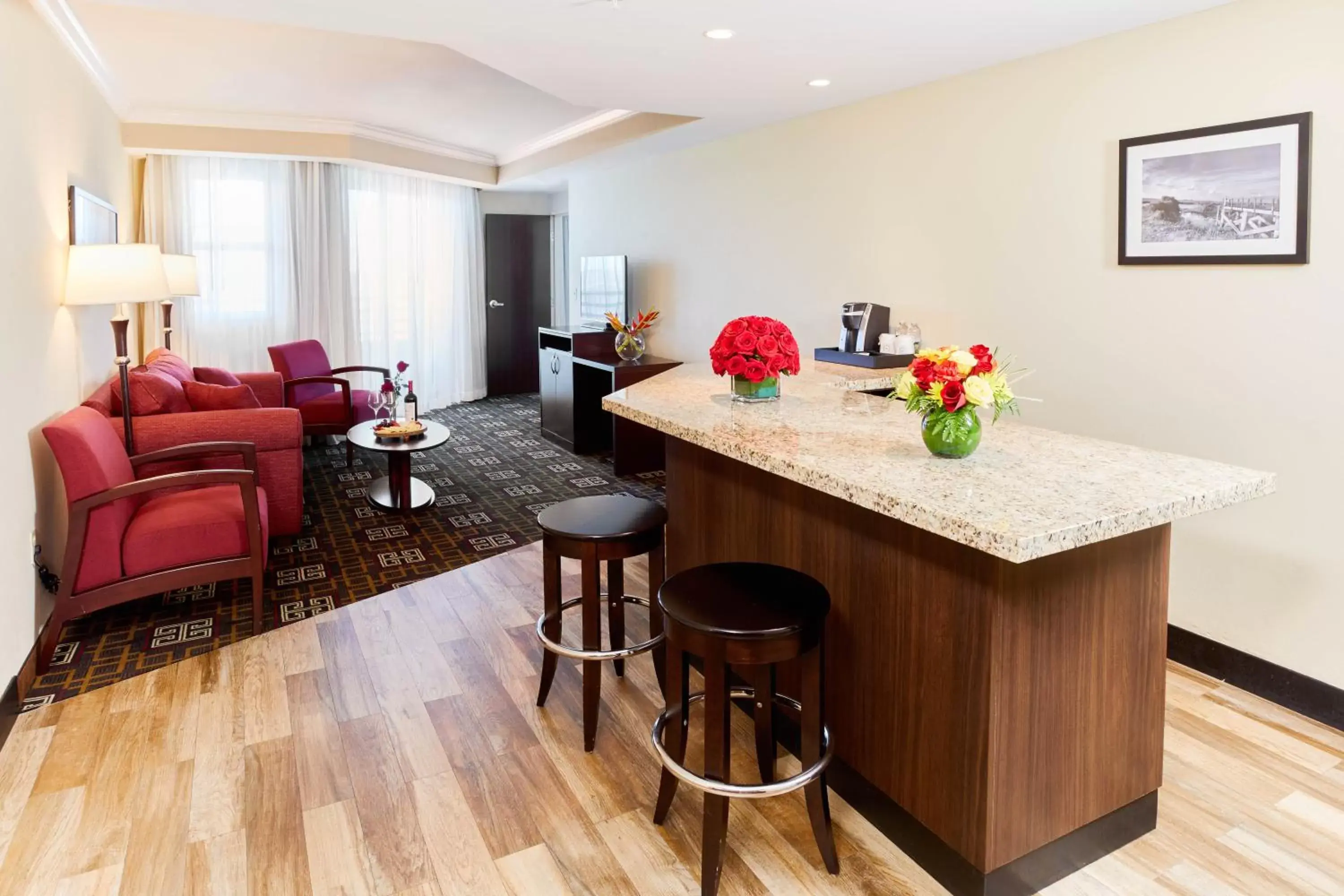 Living room, Kitchen/Kitchenette in Miccosukee Casino & Resort