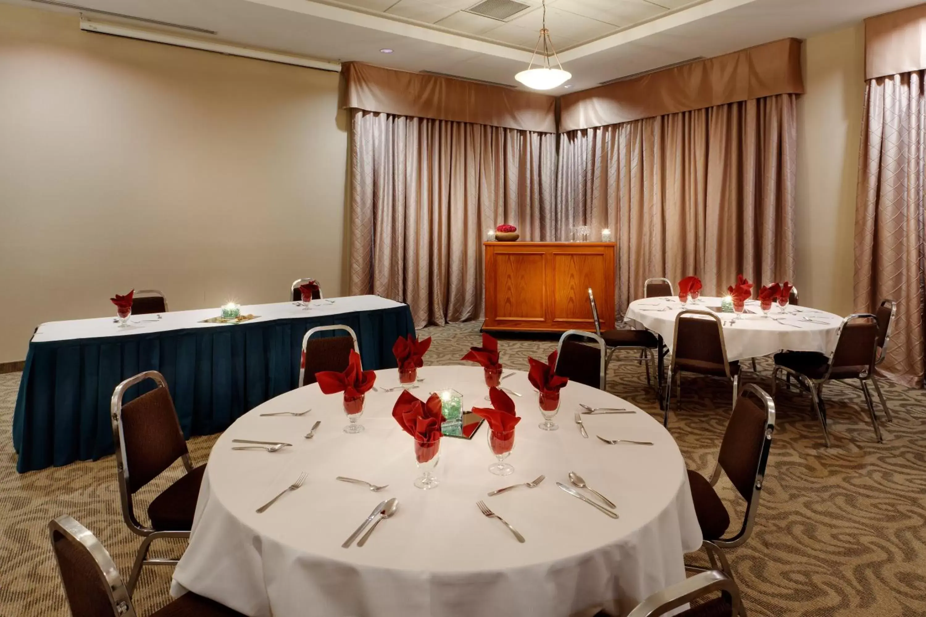 Banquet/Function facilities, Restaurant/Places to Eat in Holiday Inn Lethbridge, an IHG Hotel