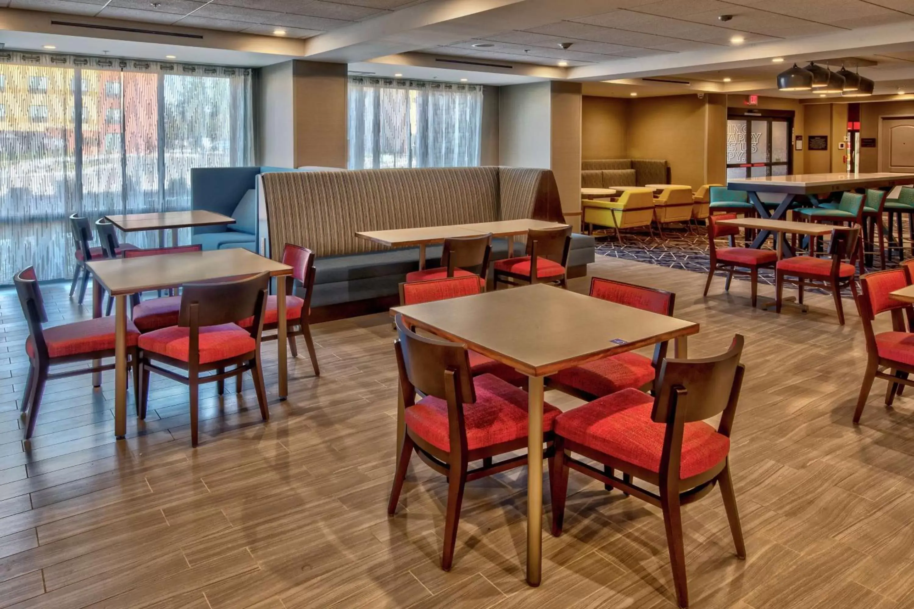 Lobby or reception, Lounge/Bar in Hampton Inn Fresno Airport