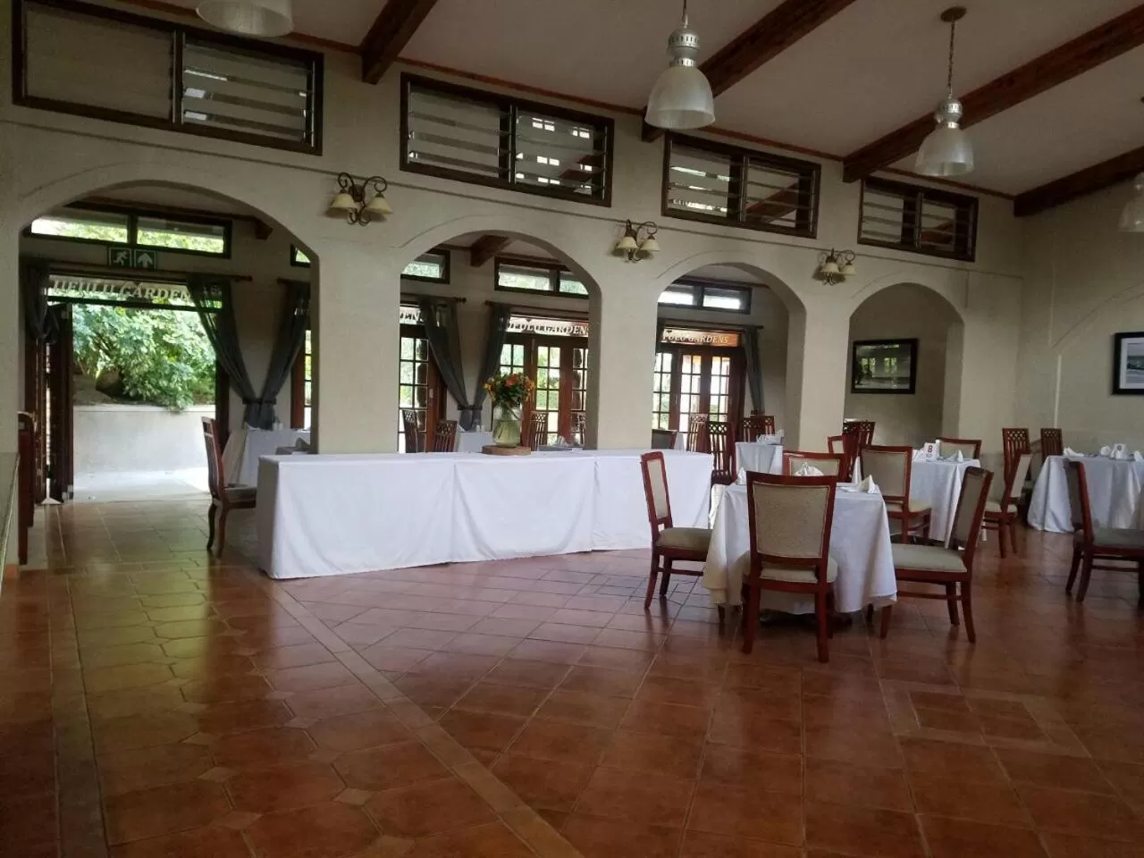 Restaurant/places to eat in Ufulu Gardens Hotel