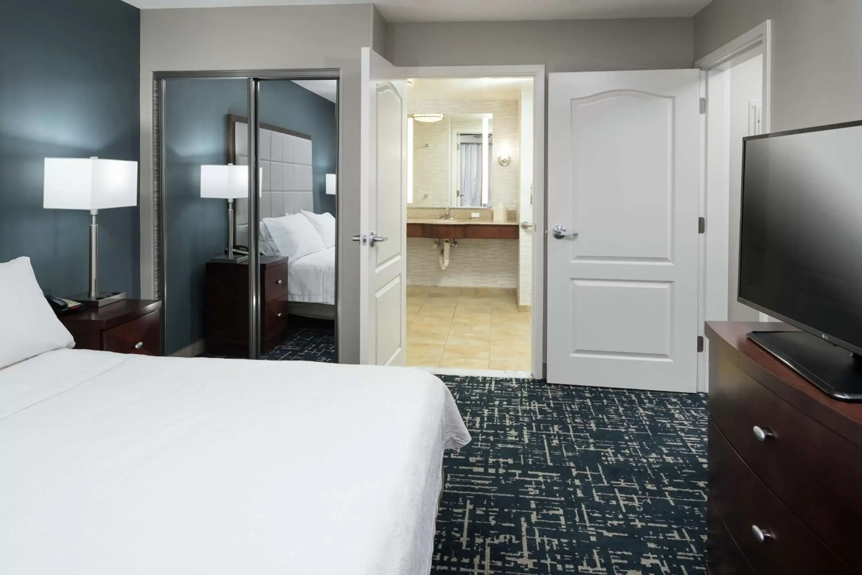 Bed in Homewood Suites by Hilton Fresno Airport/Clovis