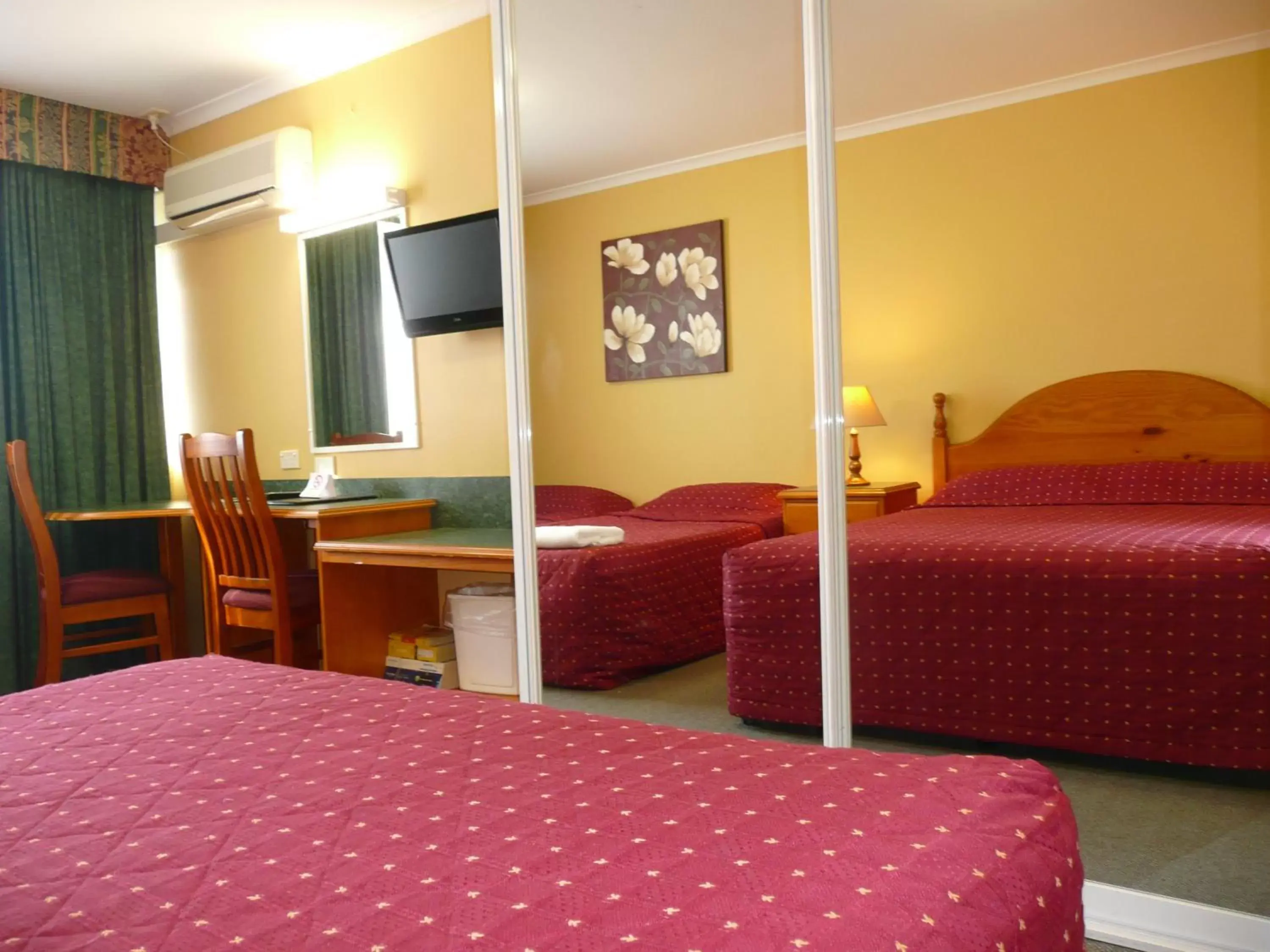 Bedroom, Bed in Parramatta City Motel