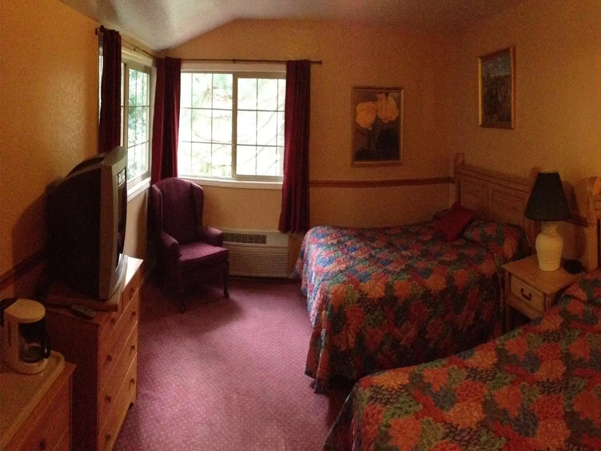 Photo of the whole room, Bed in Strawberry Inn