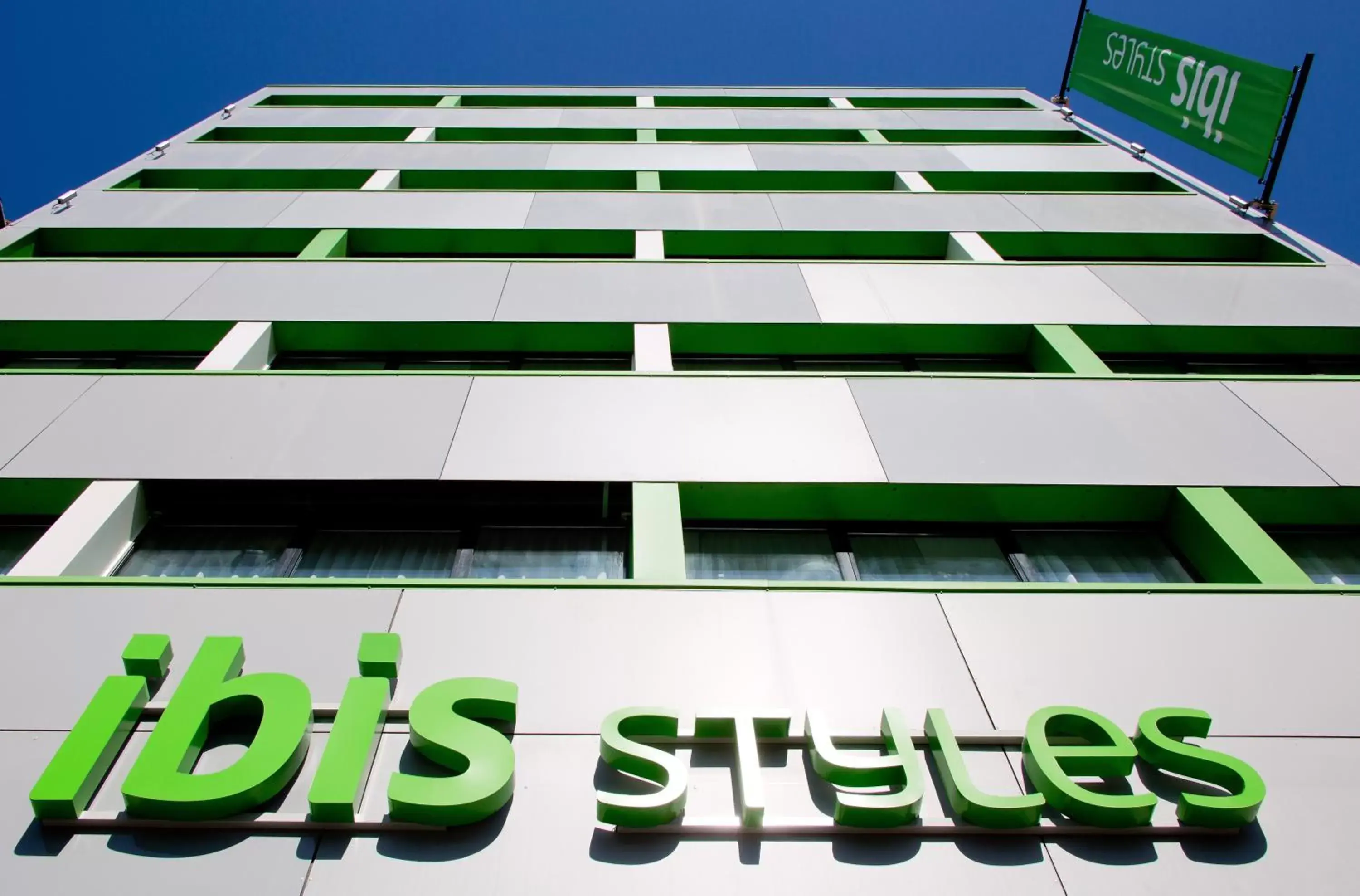 Facade/entrance, Property Logo/Sign in Hôtel ibis Styles Clermont-Ferrand Gare