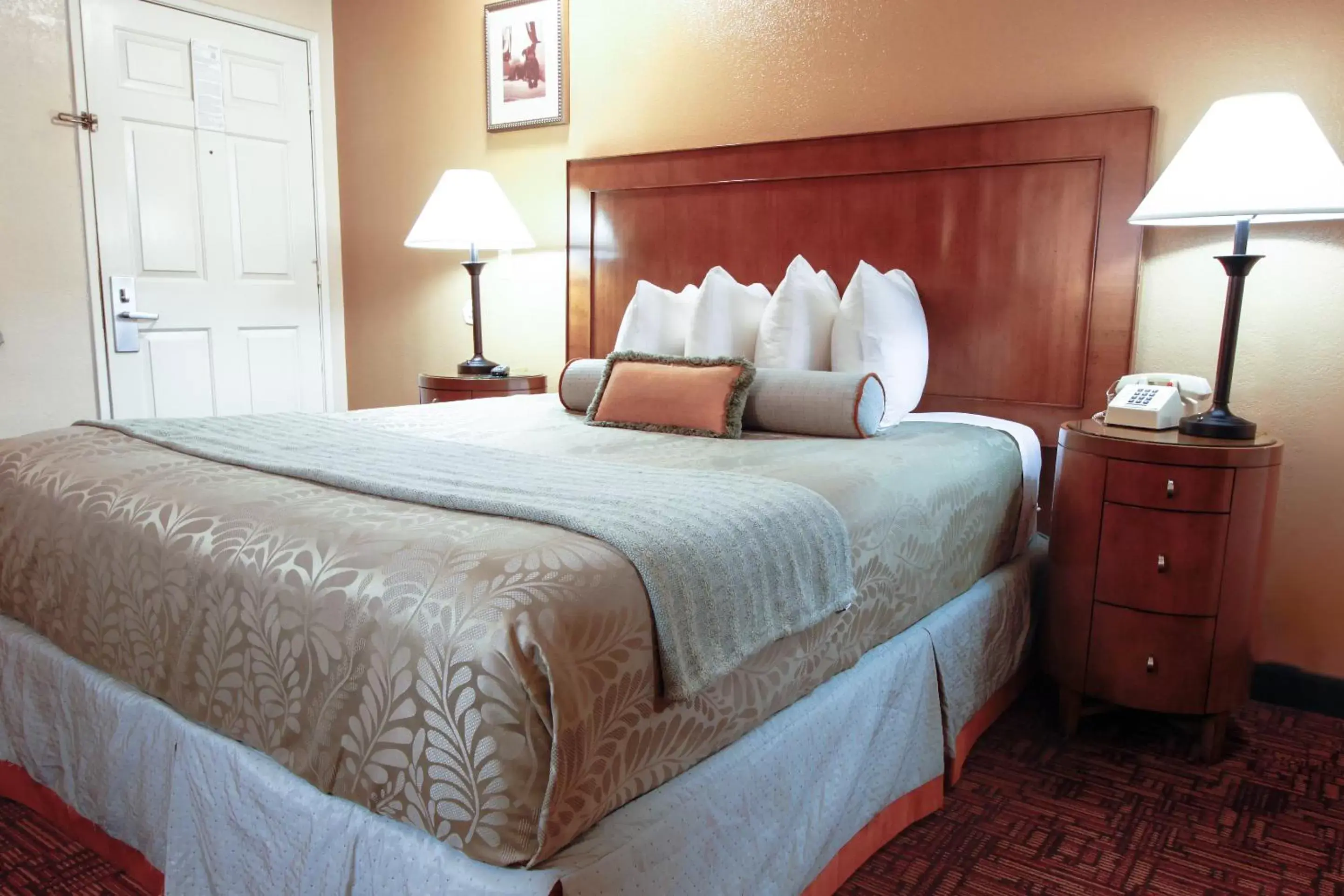 Bedroom, Bed in Heritage Inn La Mesa
