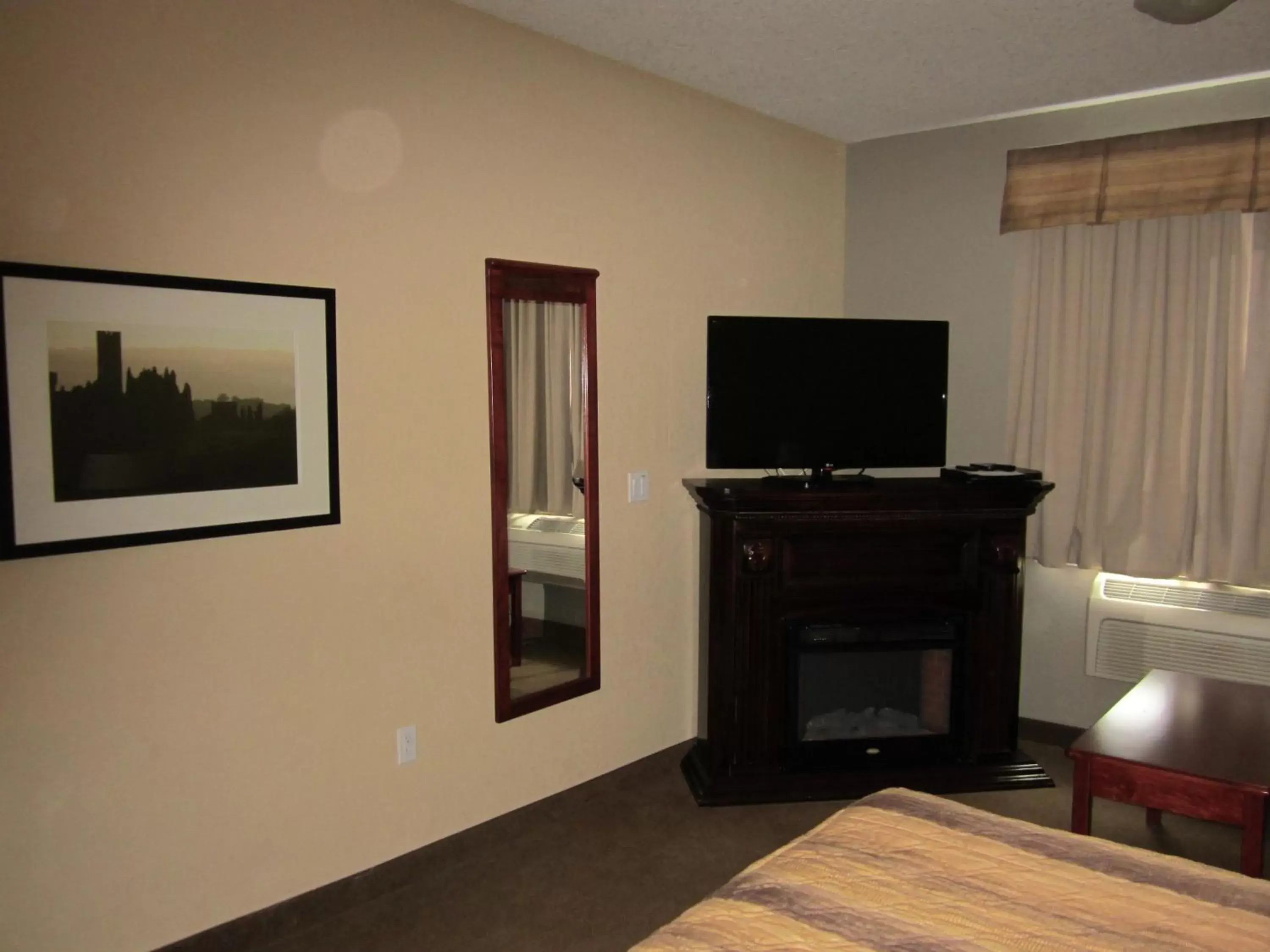 Bedroom, TV/Entertainment Center in Lakeview Inns & Suites - Fort Nelson