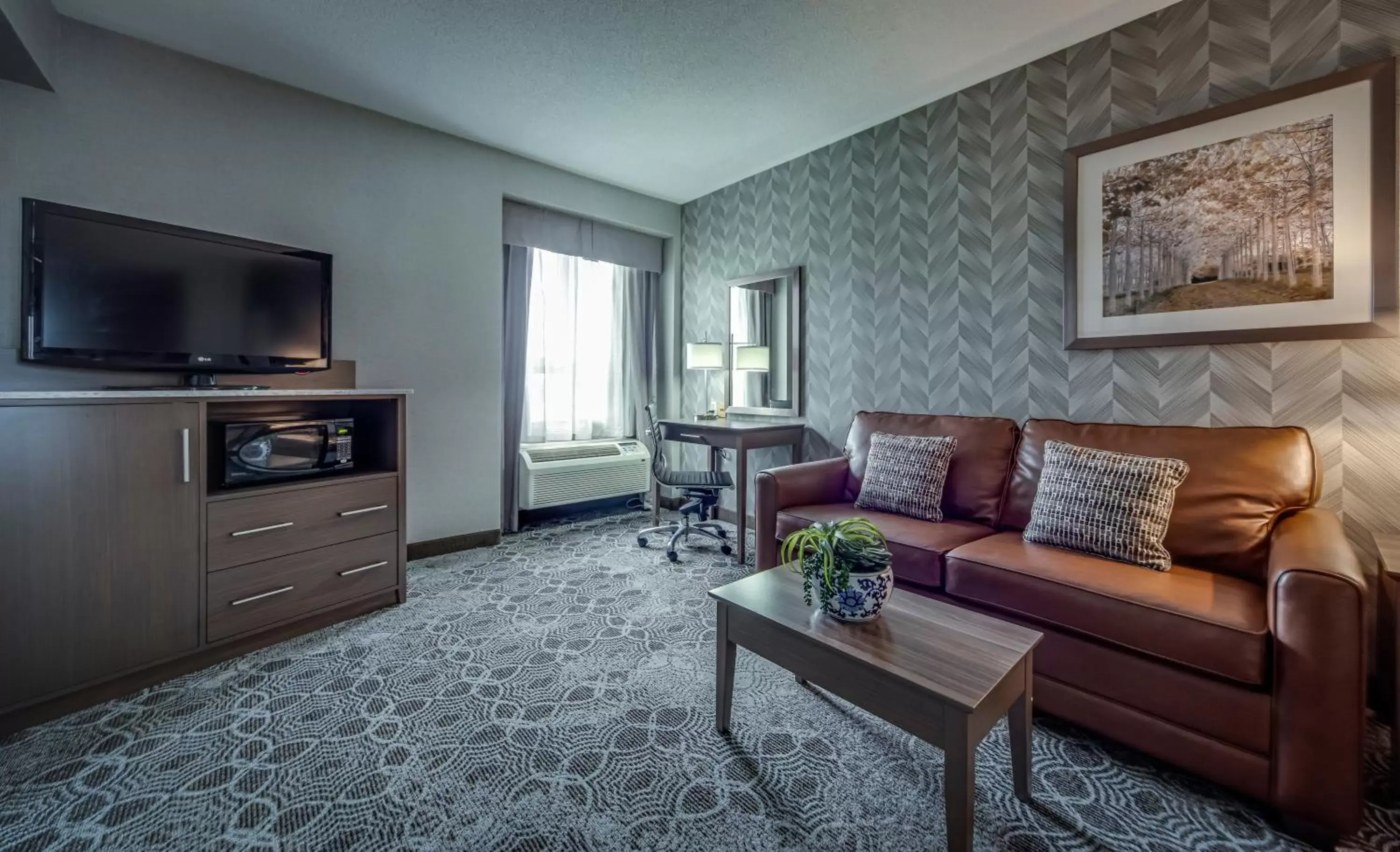TV and multimedia, Seating Area in Monte Carlo Inn Markham