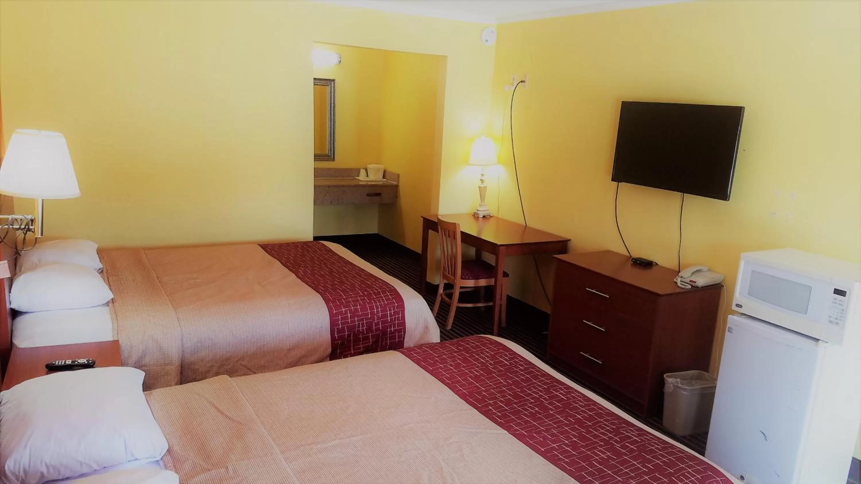 City view, Bed in Roadway Inn Troy