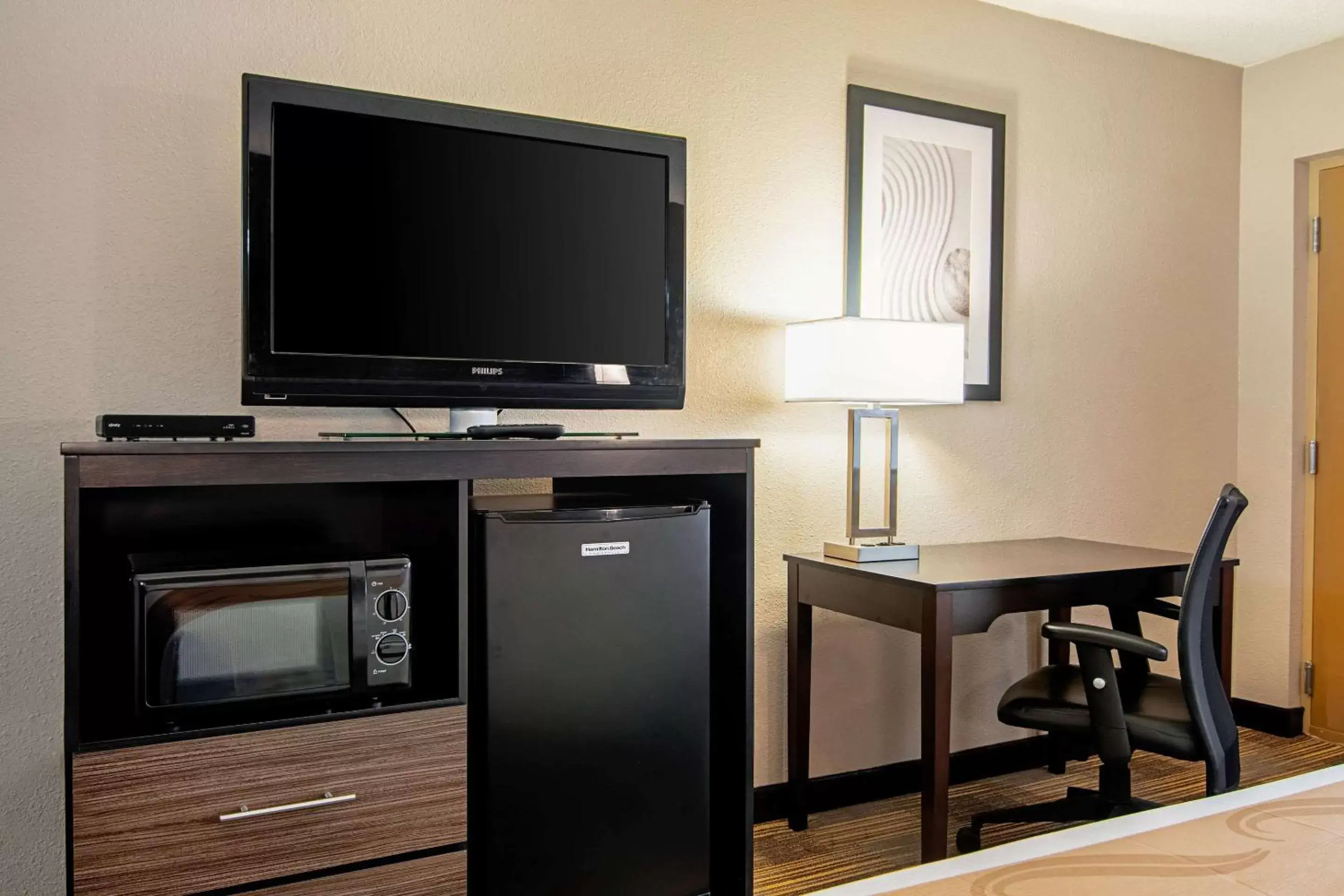 Photo of the whole room, TV/Entertainment Center in Quality Inn