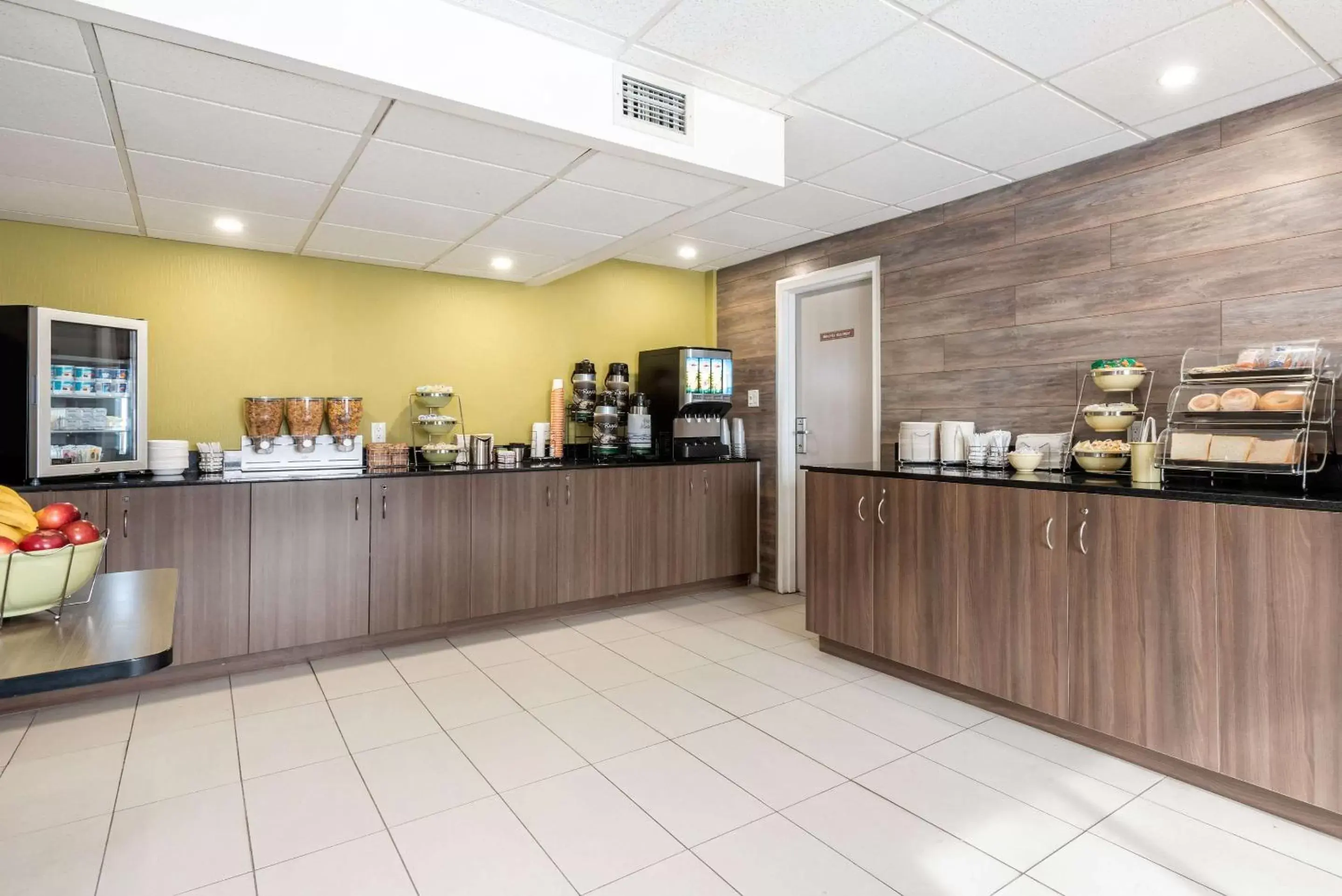 Restaurant/places to eat in Quality Suites Restaurant/places to eat in Quality Suites