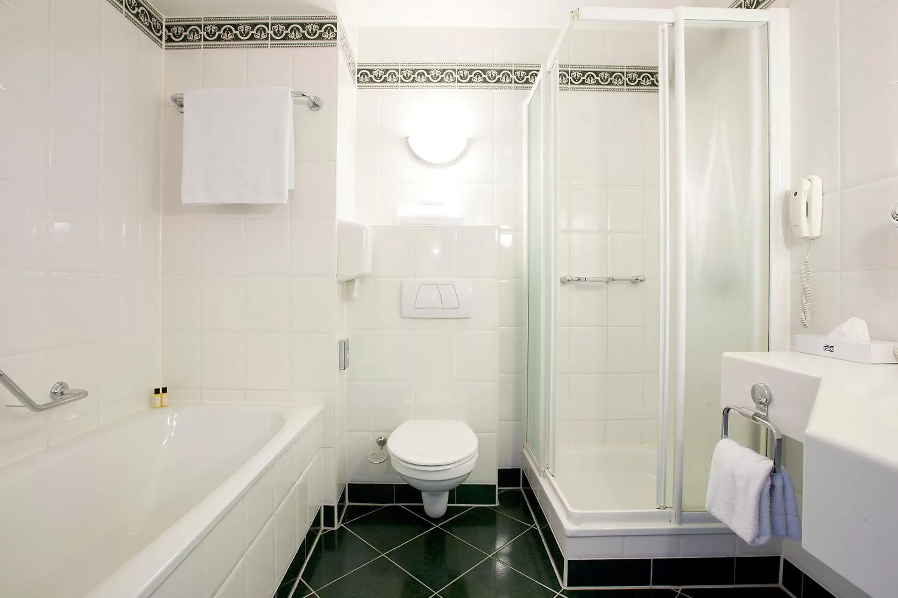 Bathroom in Carlton Oasis Hotel