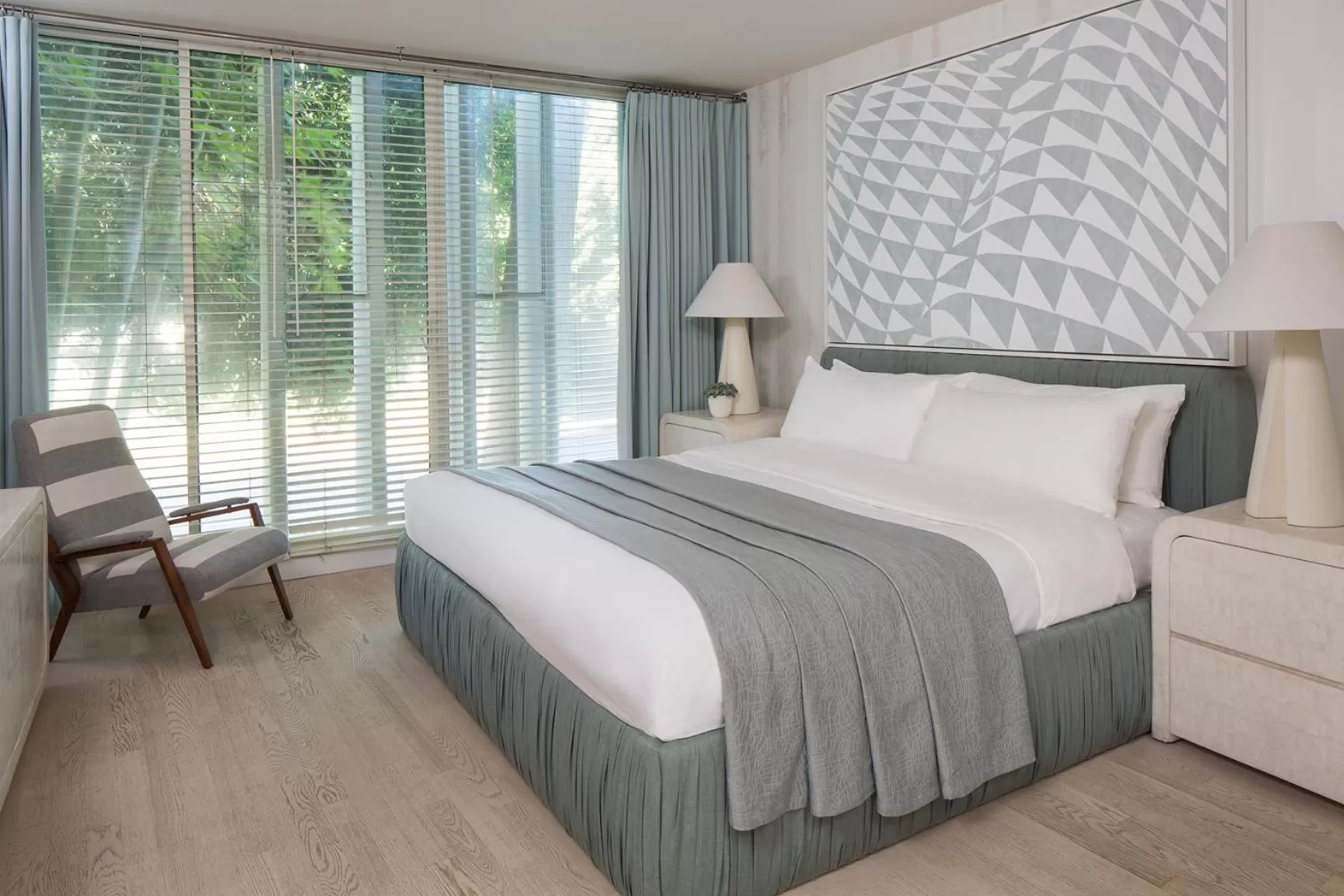 Bed in Avalon Hotel Beverly Hills, a Member of Design Hotels