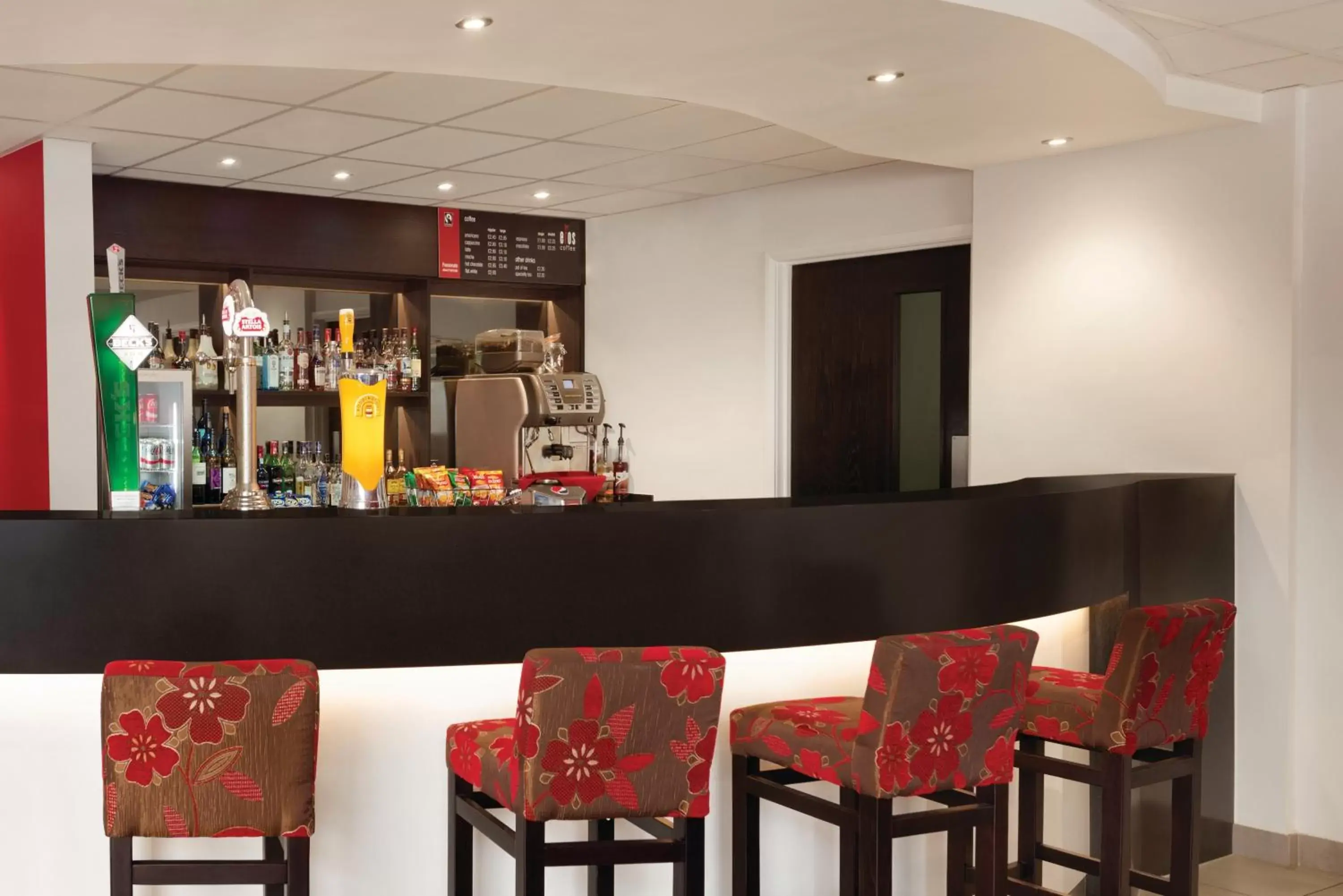 Lounge or bar in Ramada Wakefield