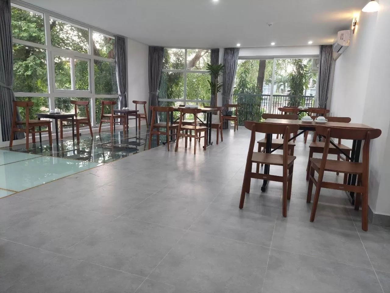 Restaurant/Places to Eat in Hotel Home