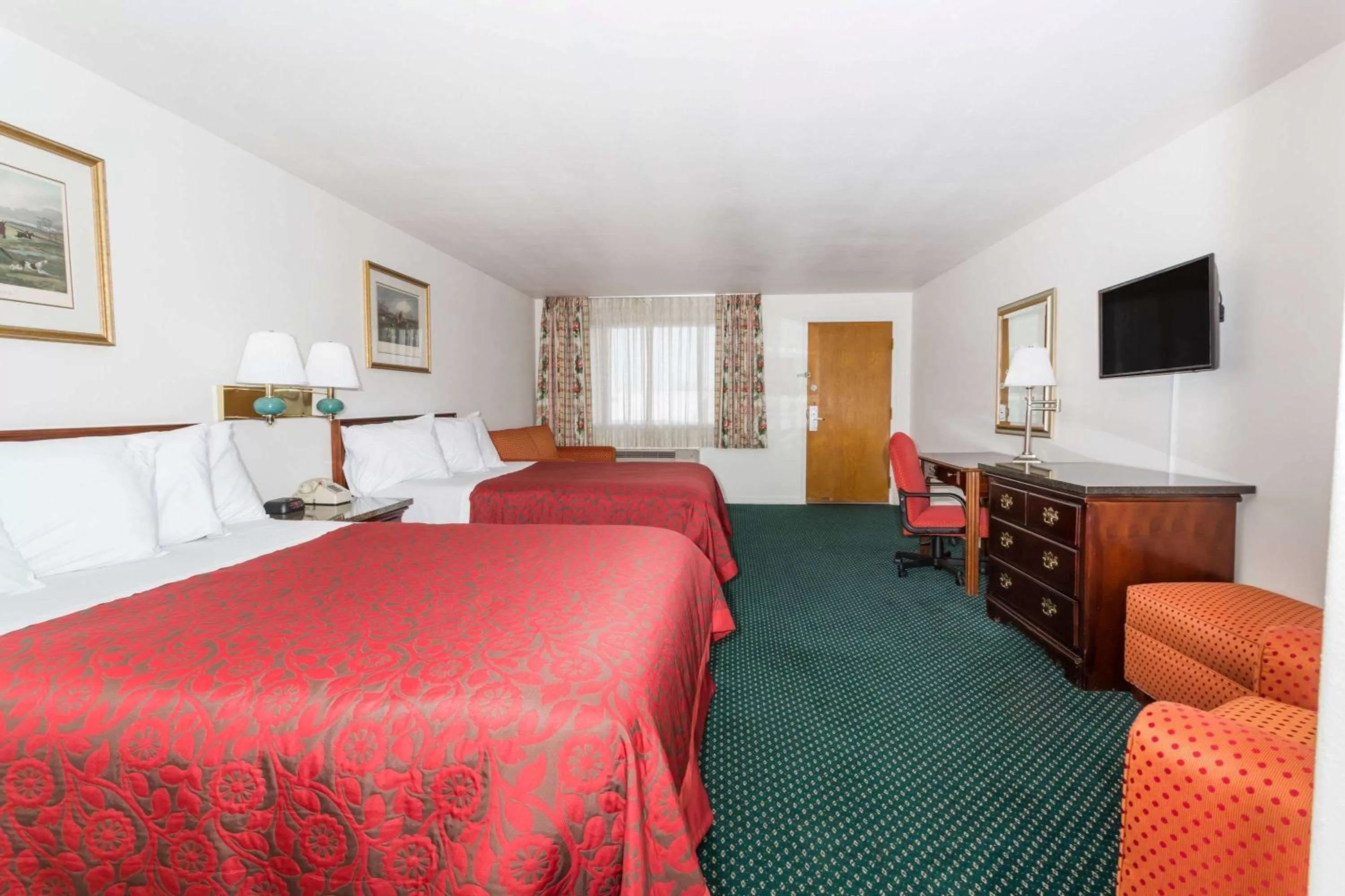 Photo of the whole room, Bed in Days Inn by Wyndham Kimball