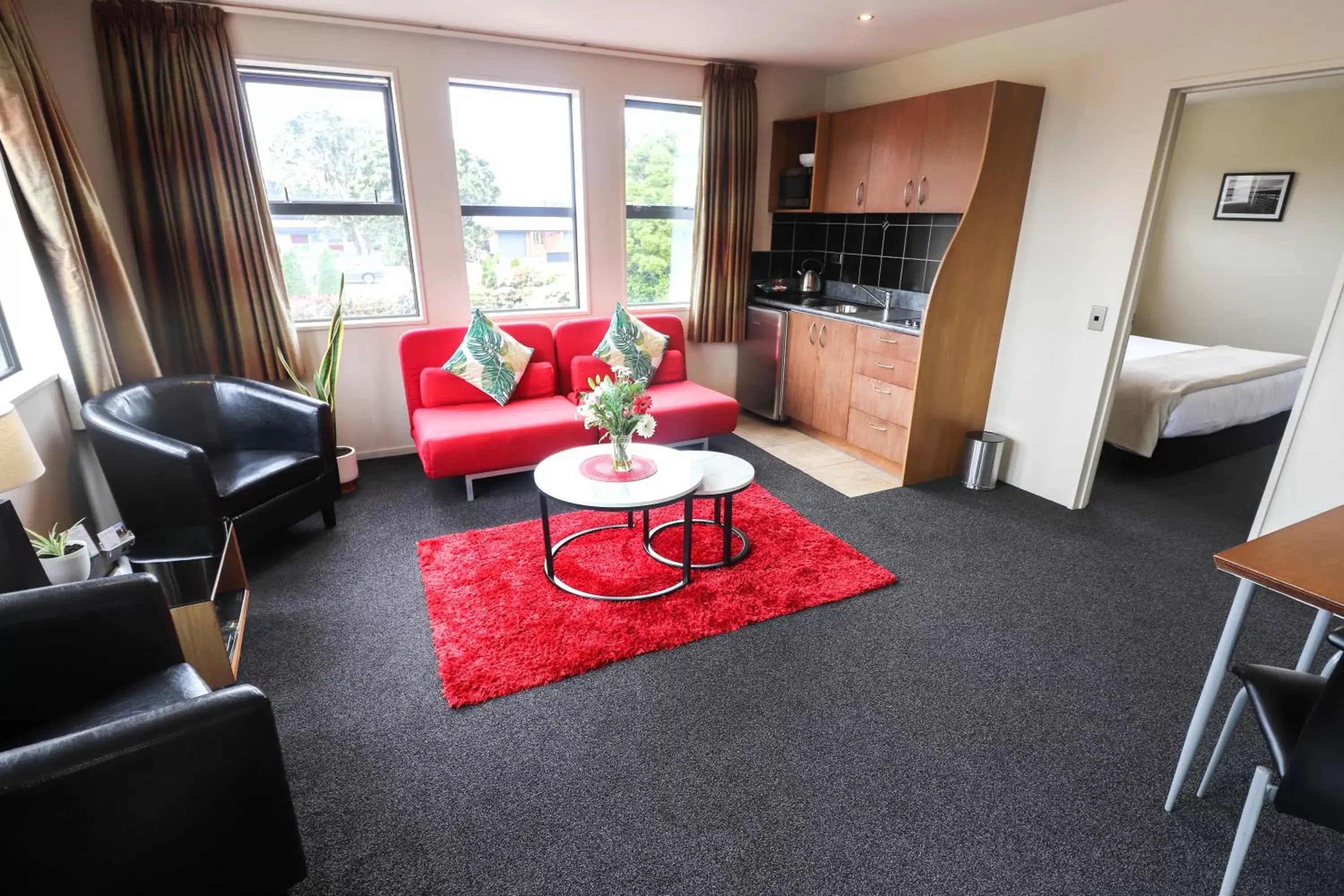 Kitchen or kitchenette, Seating Area in Coleraine Suites & Apartments