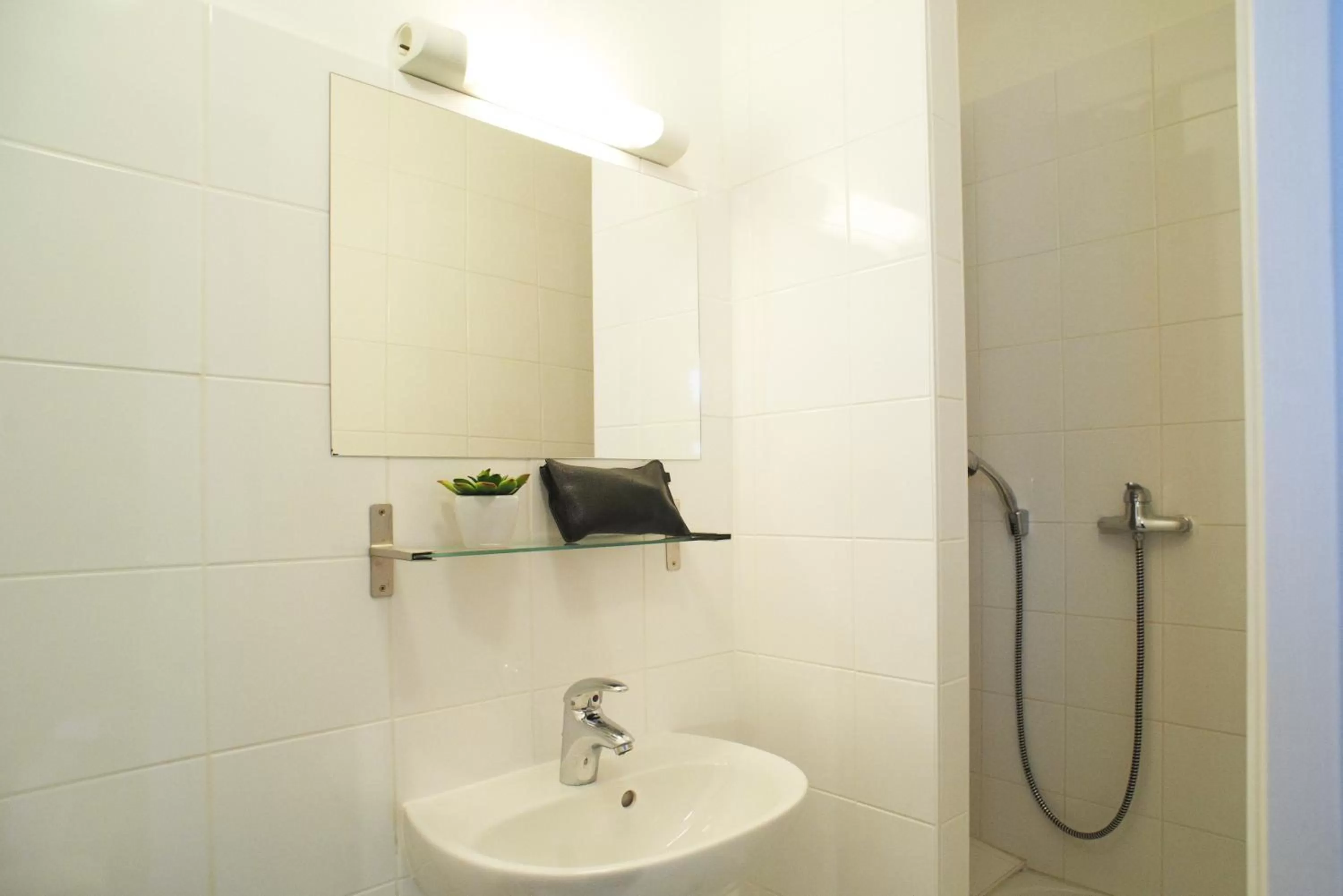 Bathroom in Hotel Le Petit Duquesne