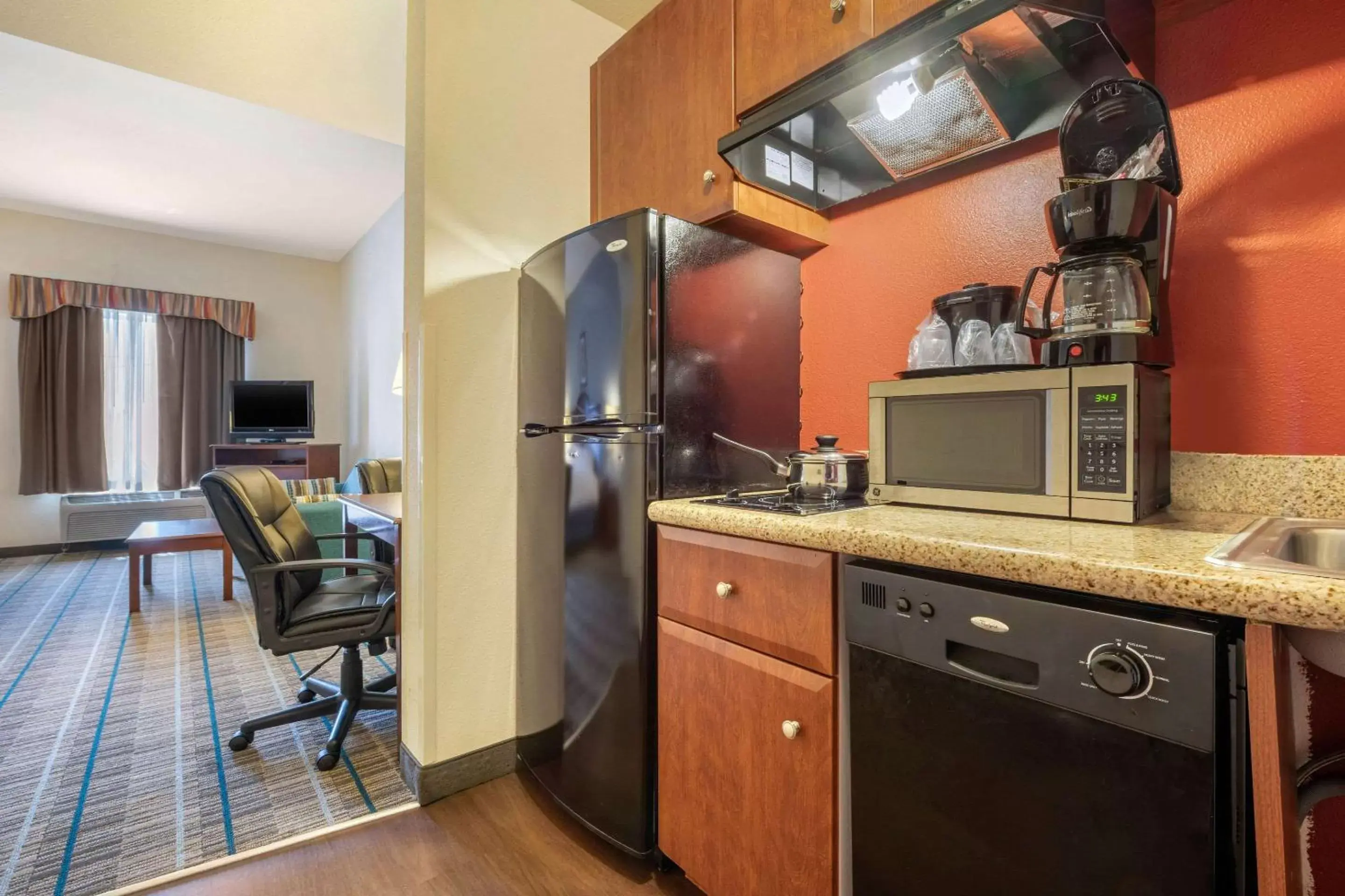 Photo of the whole room, Kitchen/Kitchenette in MainStay Suites Grantville