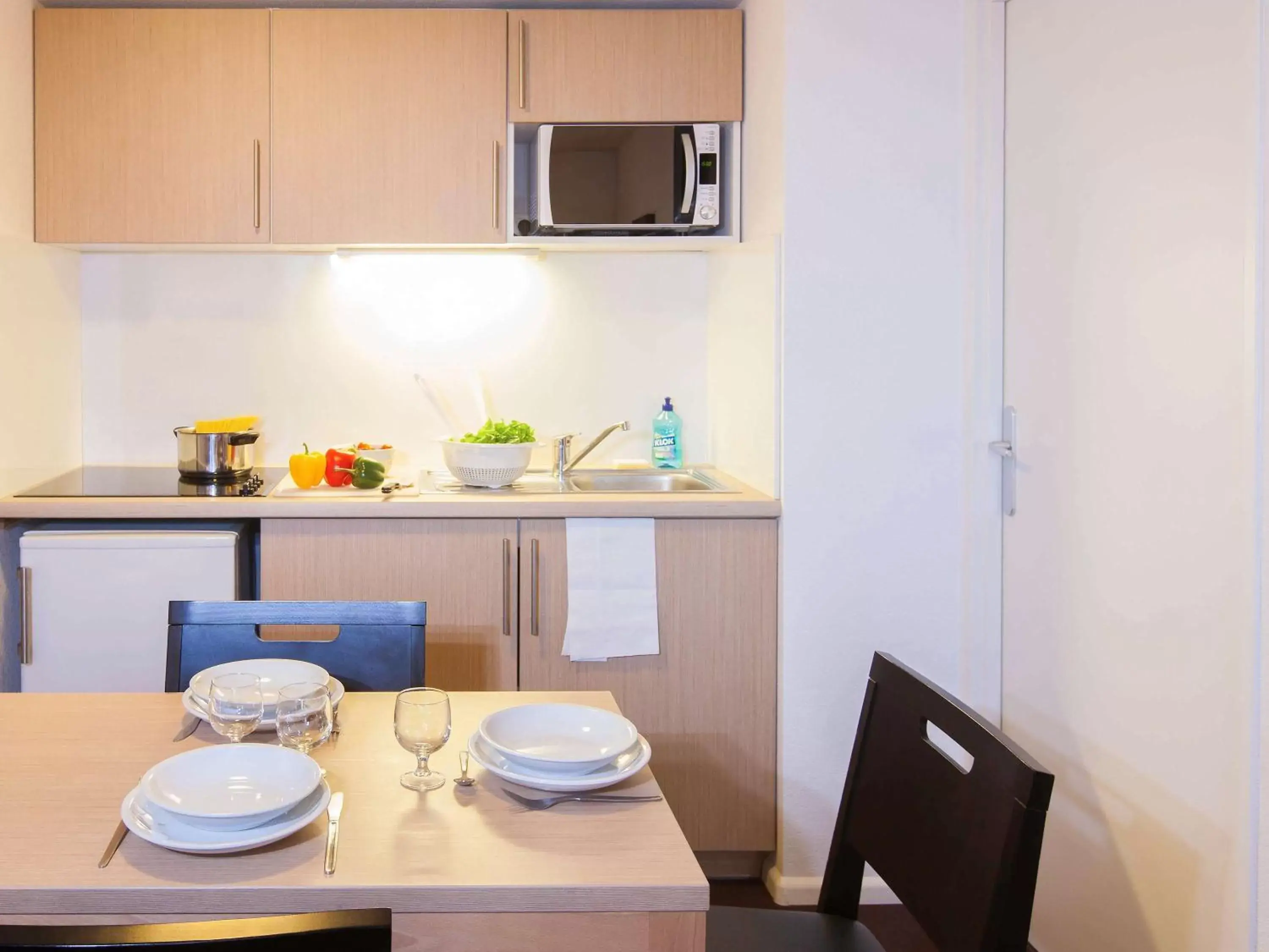 Photo of the whole room, Kitchen/Kitchenette in Aparthotel Adagio Access Saint Louis Bâle