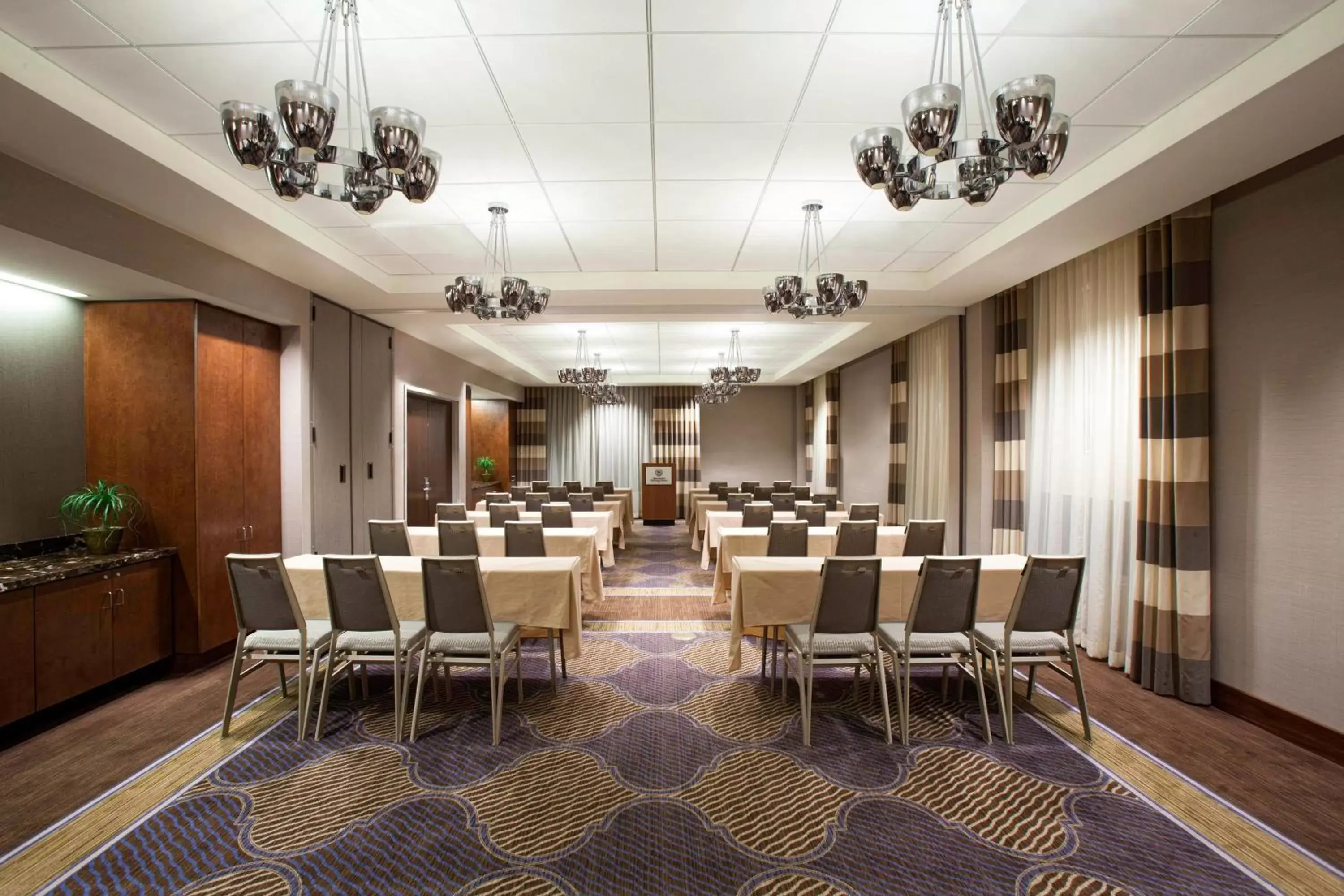 Meeting/conference room in Sheraton Pittsburgh Airport Hotel