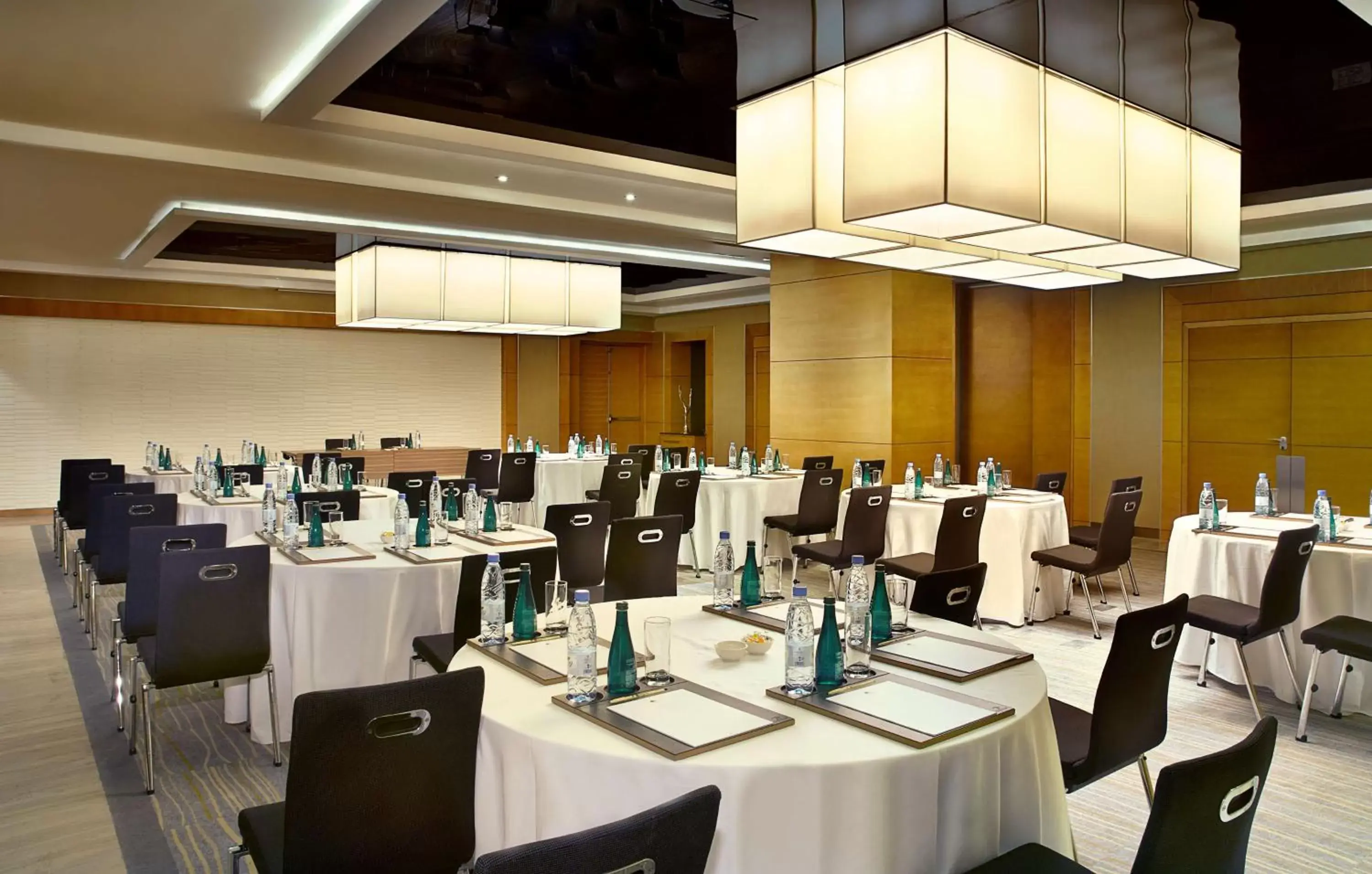 Meeting/conference room, Restaurant/Places to Eat in DoubleTree by Hilton Hotel Riyadh - Al Muroj Business Gate