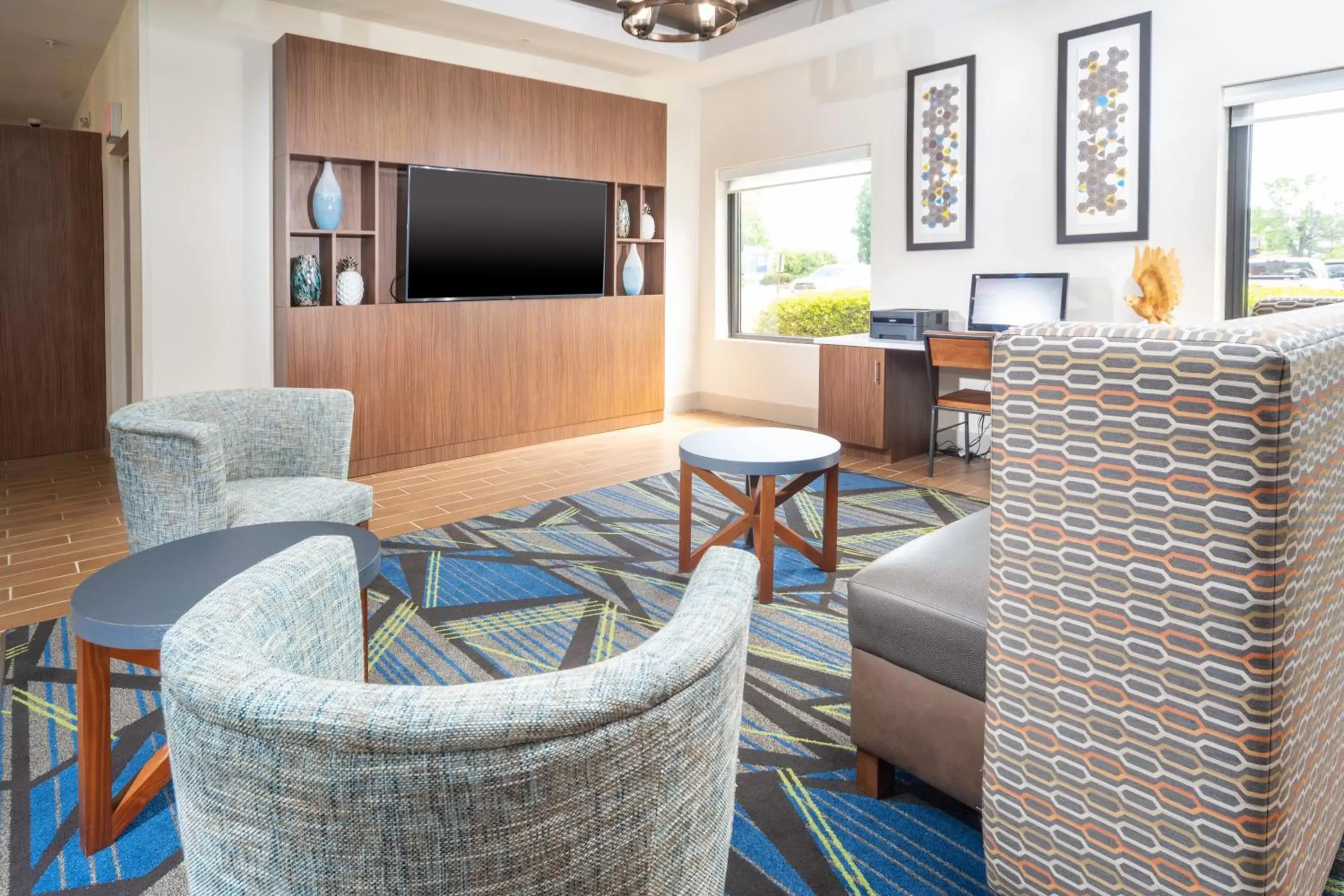 Lobby or reception, Lounge/Bar in Holiday Inn Express Clayton Southeast Raleigh, an IHG Hotel