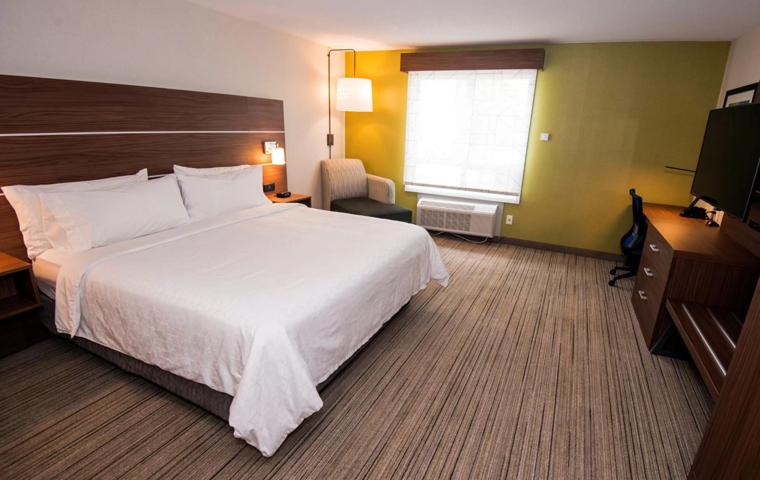 Photo of the whole room, Bed in Holiday Inn Express Hotel & Suites-Hinton by IHG