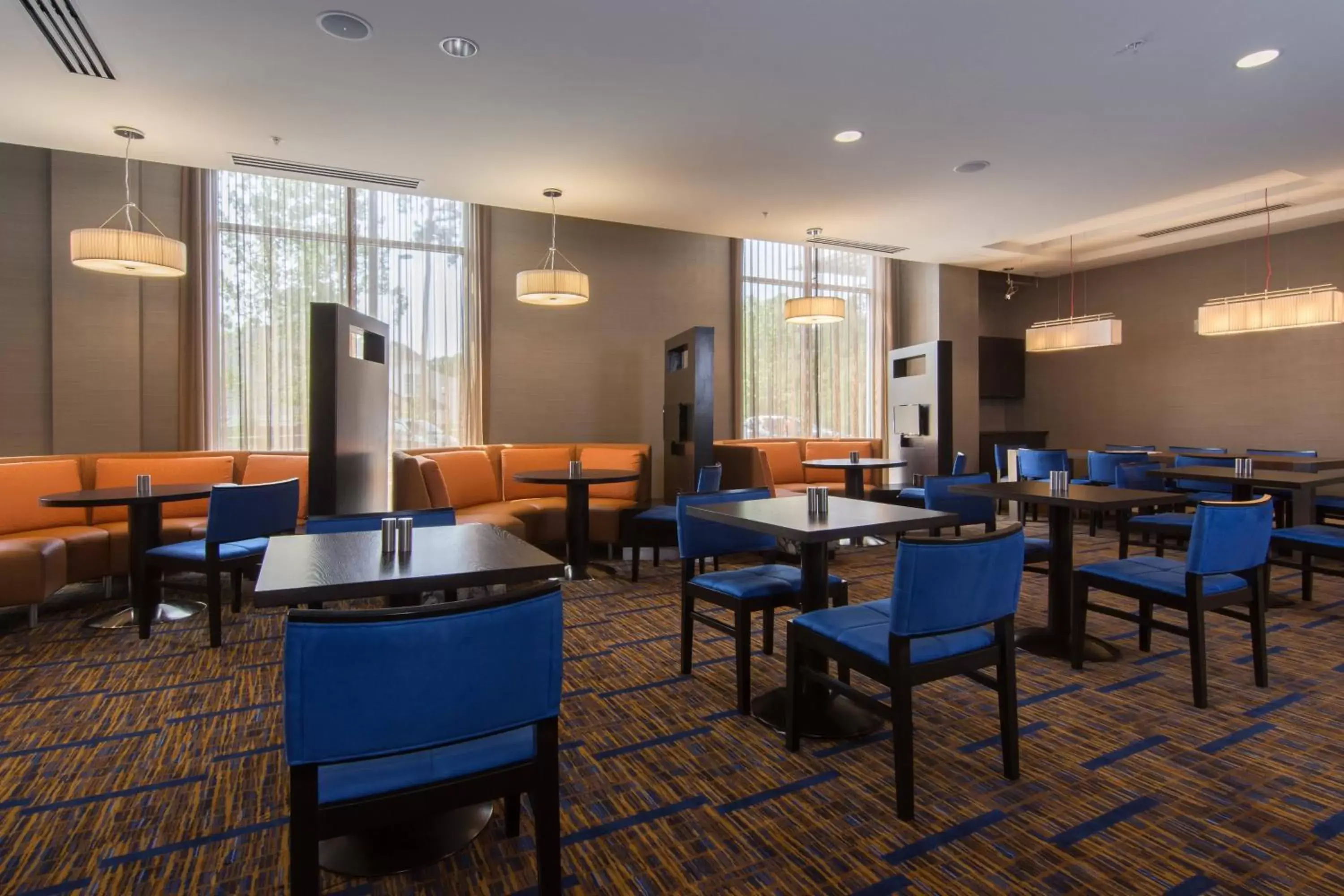 Lobby or reception, Restaurant/Places to Eat in Courtyard by Marriott Raleigh-Durham Airport/Brier Creek