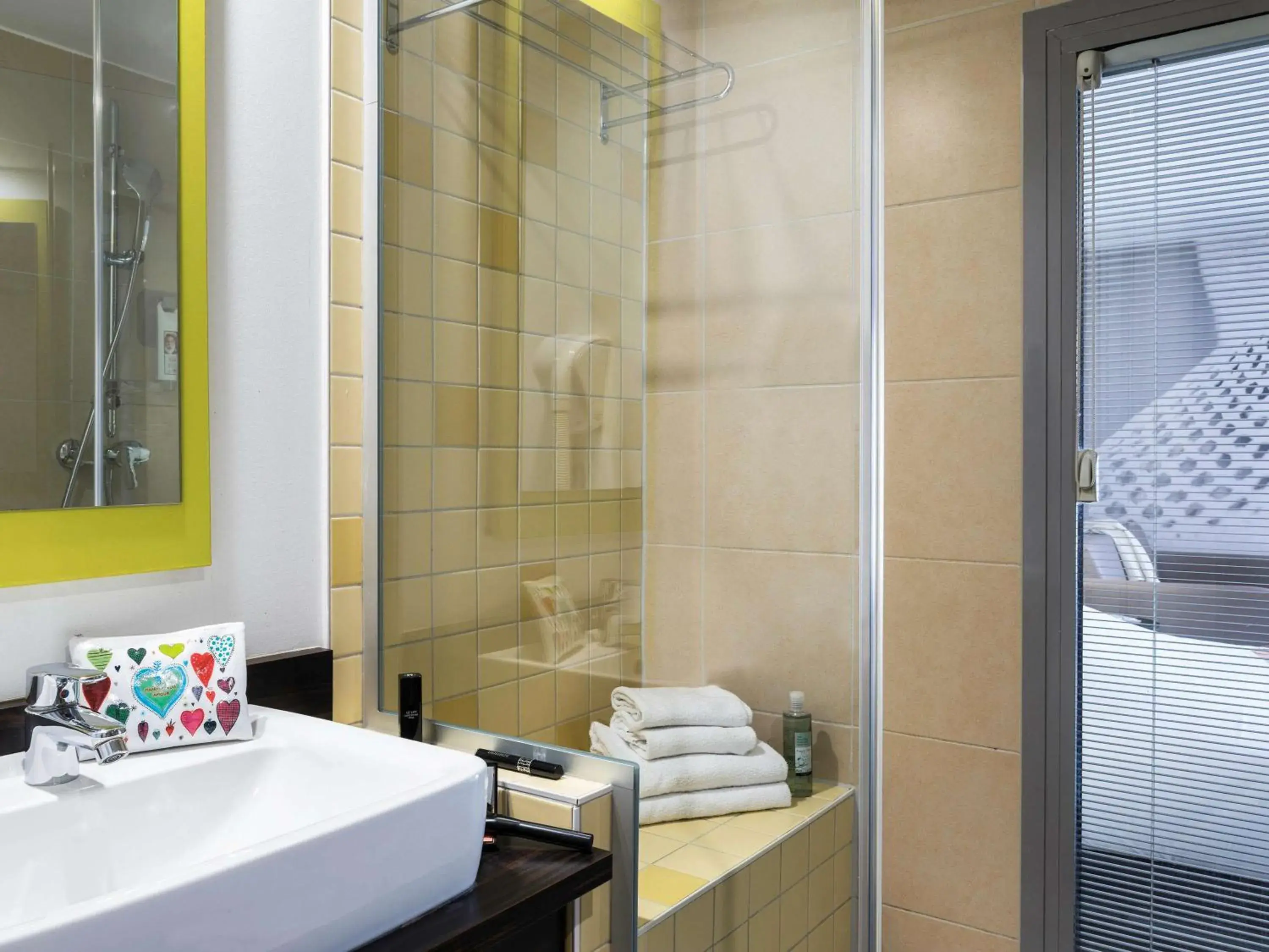 Photo of the whole room, Bathroom in Ibis Styles Nice Centre Port