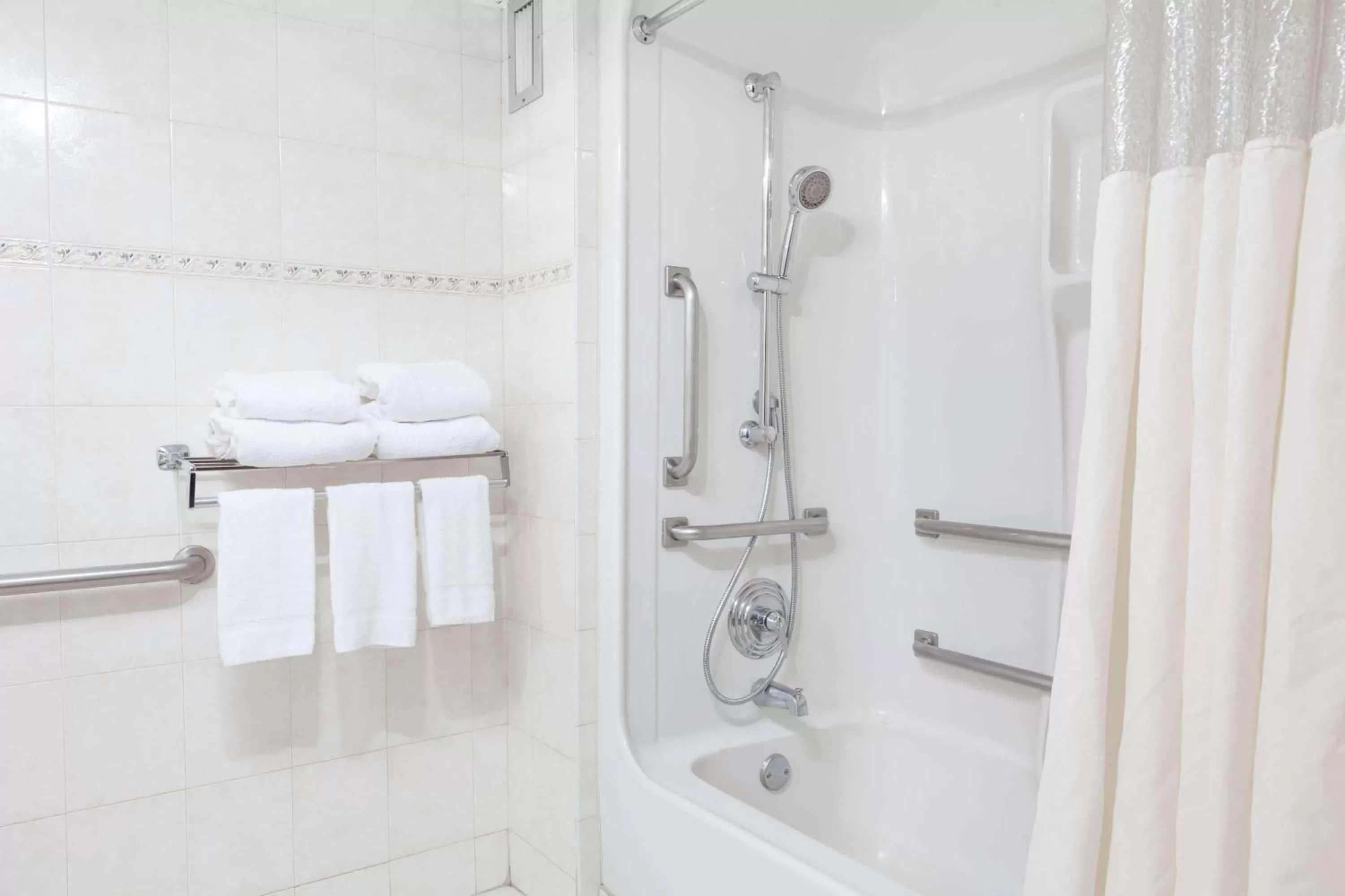 Bathroom in Howard Johnson by Wyndham Newark Airport