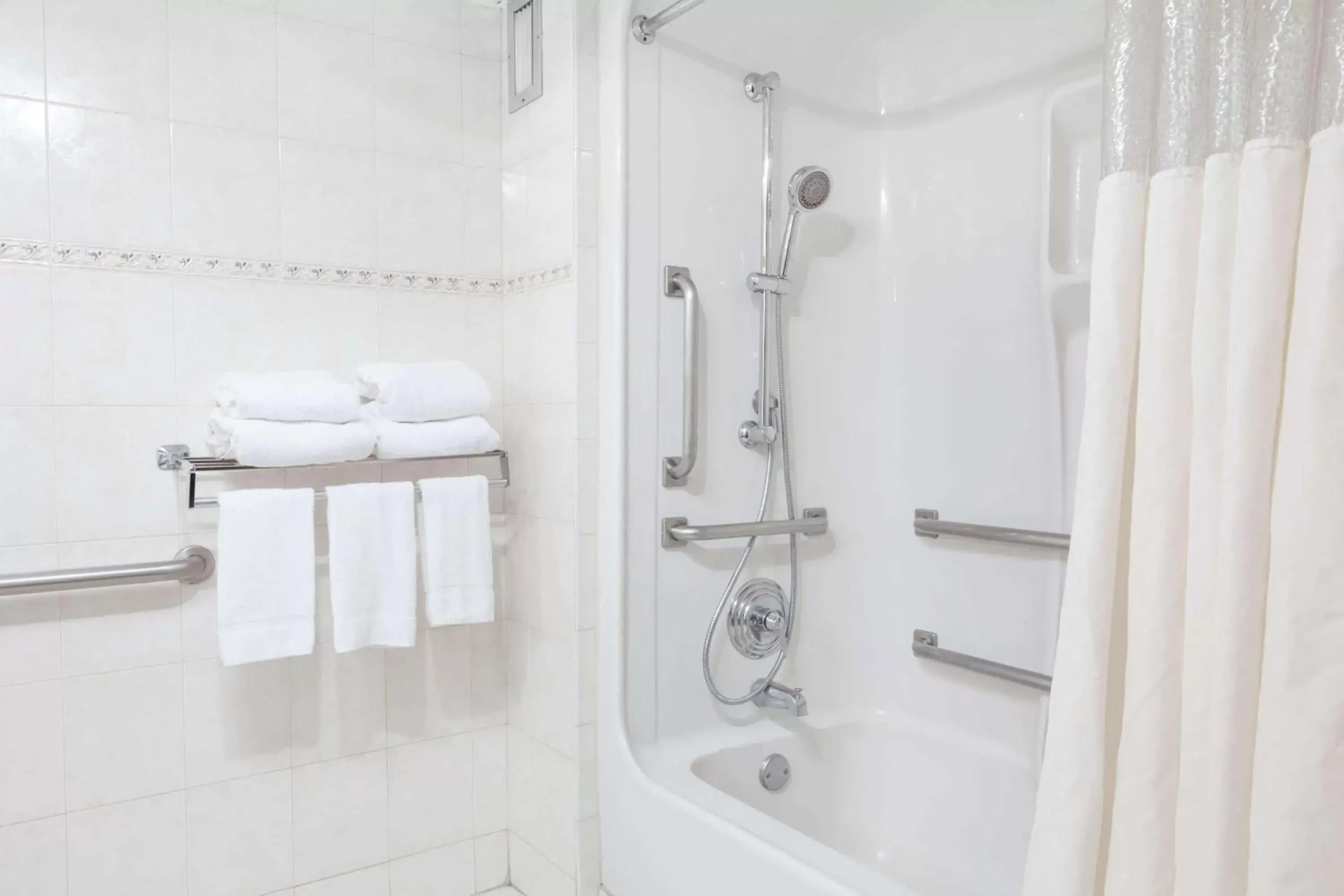 Bathroom in Howard Johnson by Wyndham Newark Airport