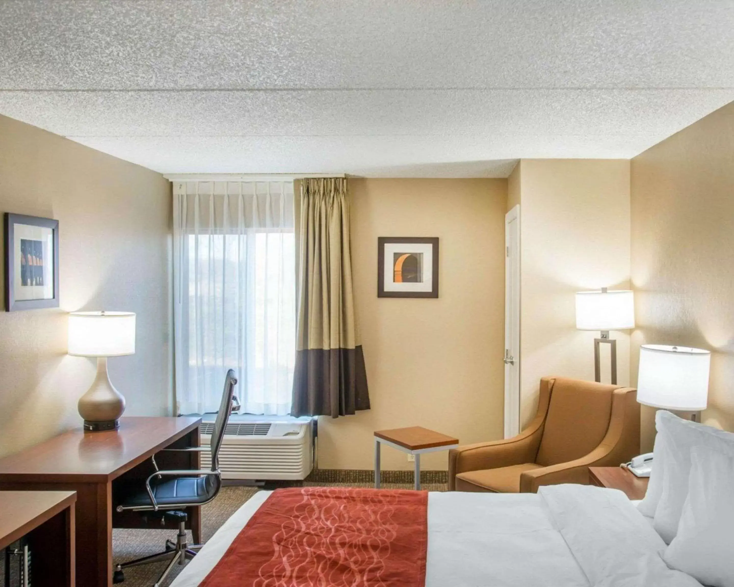 Photo of the whole room, Seating Area in Eden Prairie Hotel