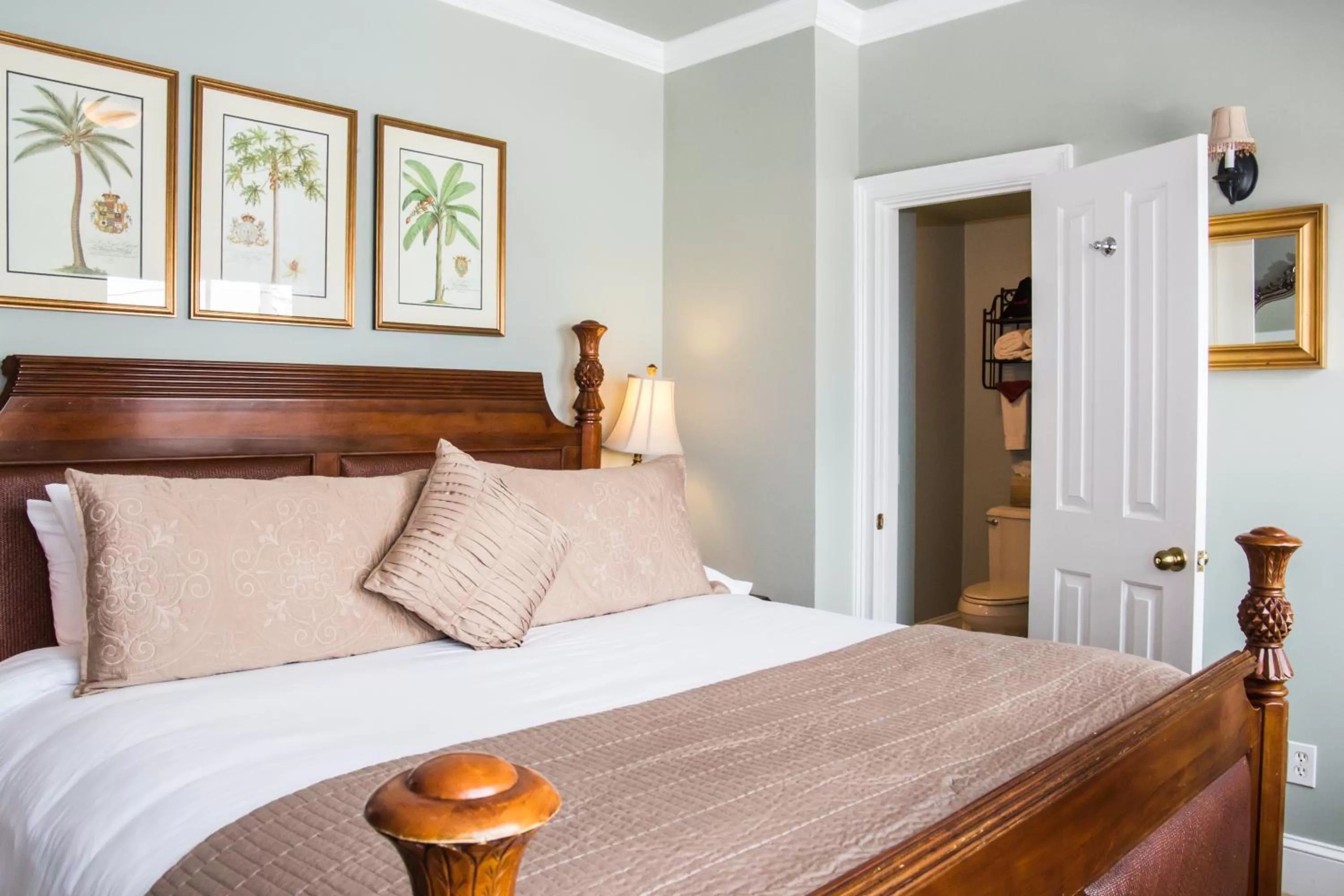 Bedroom, Bed in Almondy Inn Bed & Breakfast